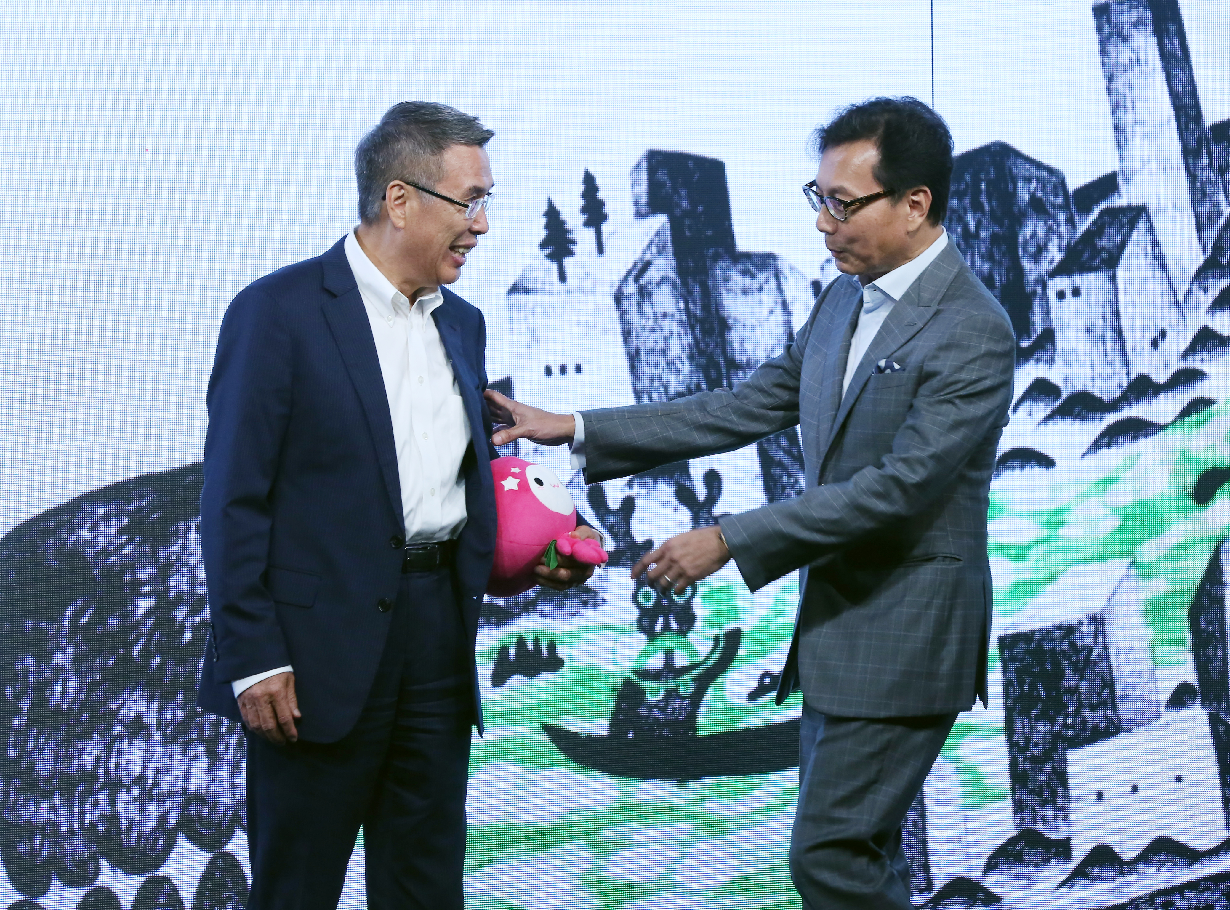 富邦媒董事長林啟峰（左）請辭，由台灣大董事長蔡明忠（右）接任。（本刊資料照）