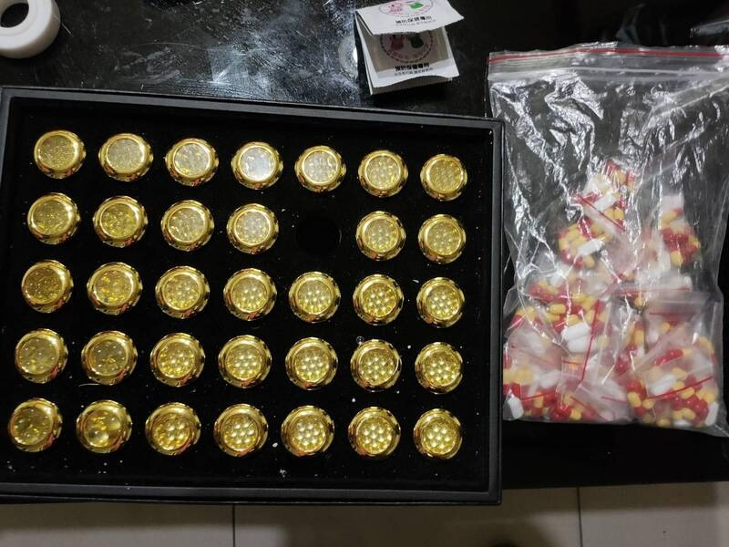 陳男入珠店被查扣藥品及置入男性私密處的珠子等證物。（讀者提供）
