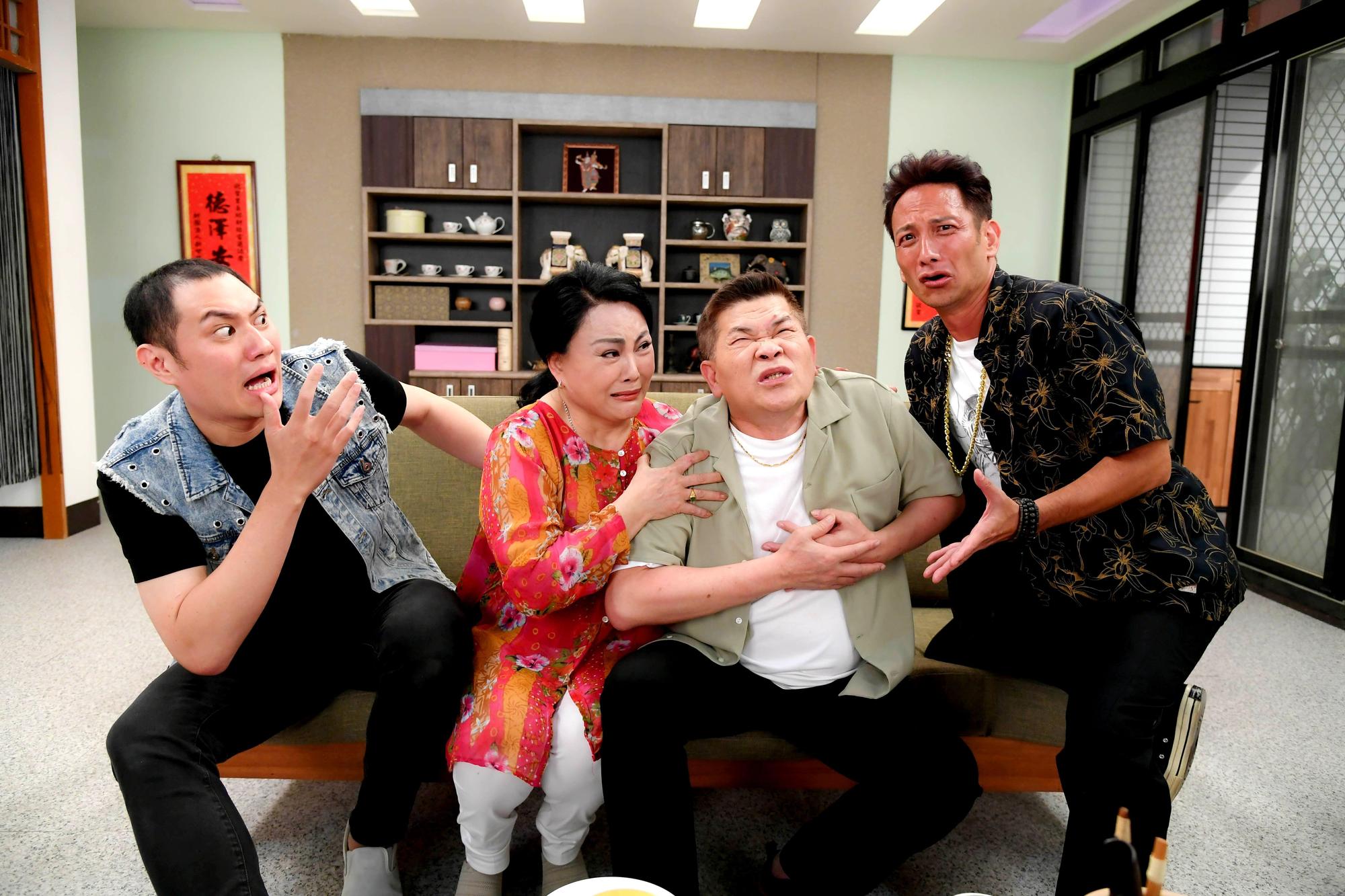 澎恰恰和鍾佳蓁和高山峰、演出一家人。(三立提供)