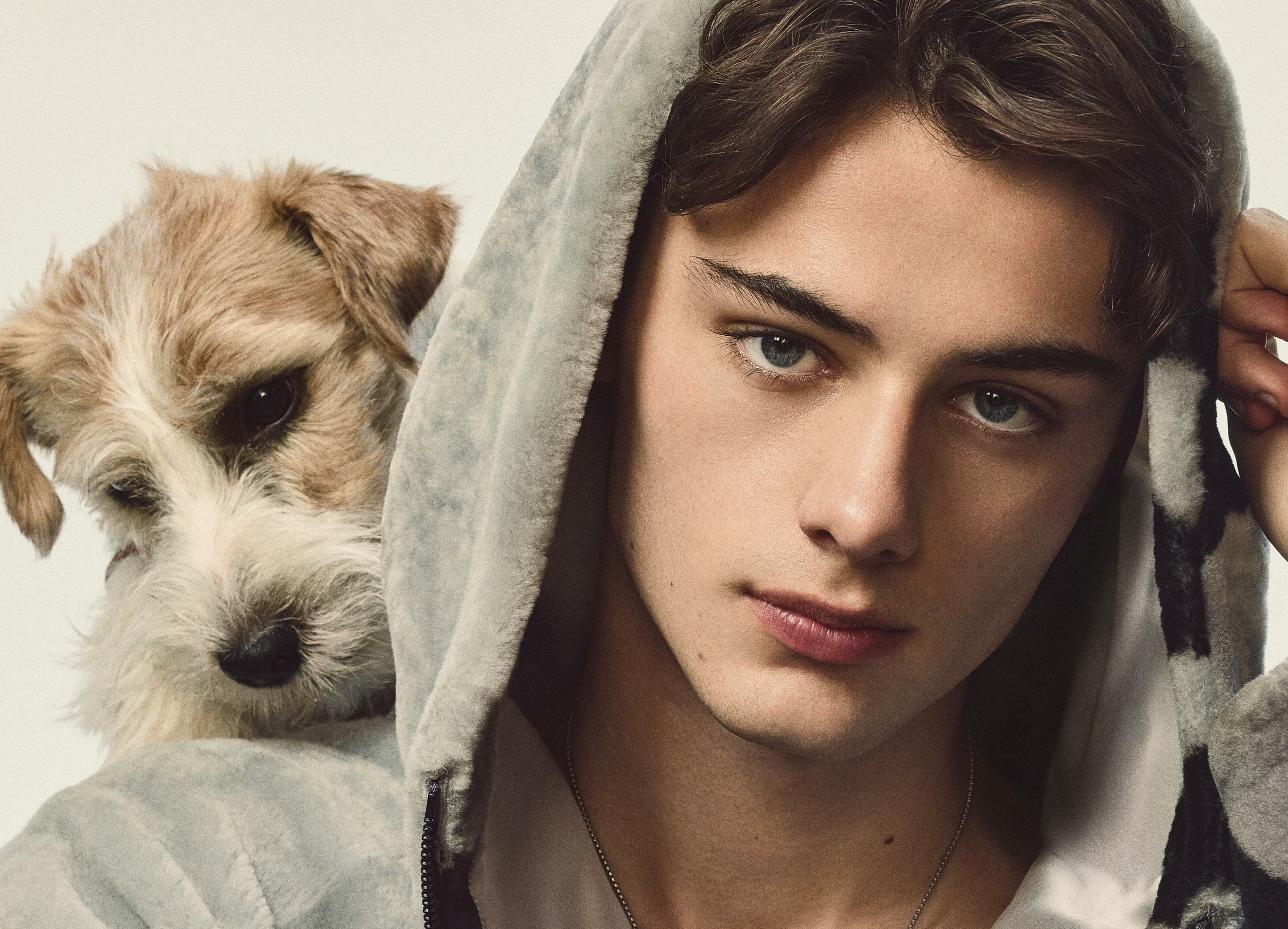 .Emporio Armani AW22全新形象廣告，訴說萌寵相伴的美好日常。（台元紡織提供）