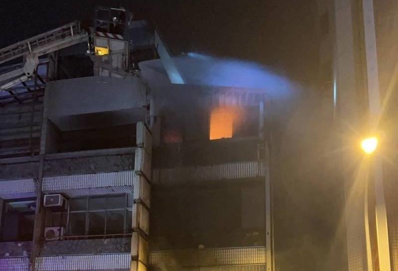 由於屋主與看護受困3樓，消防人員架起雲梯車，從高速射水降溫，避免火勢向上蔓延3樓，同時派員進入火場搜救。（翻攝畫面）
