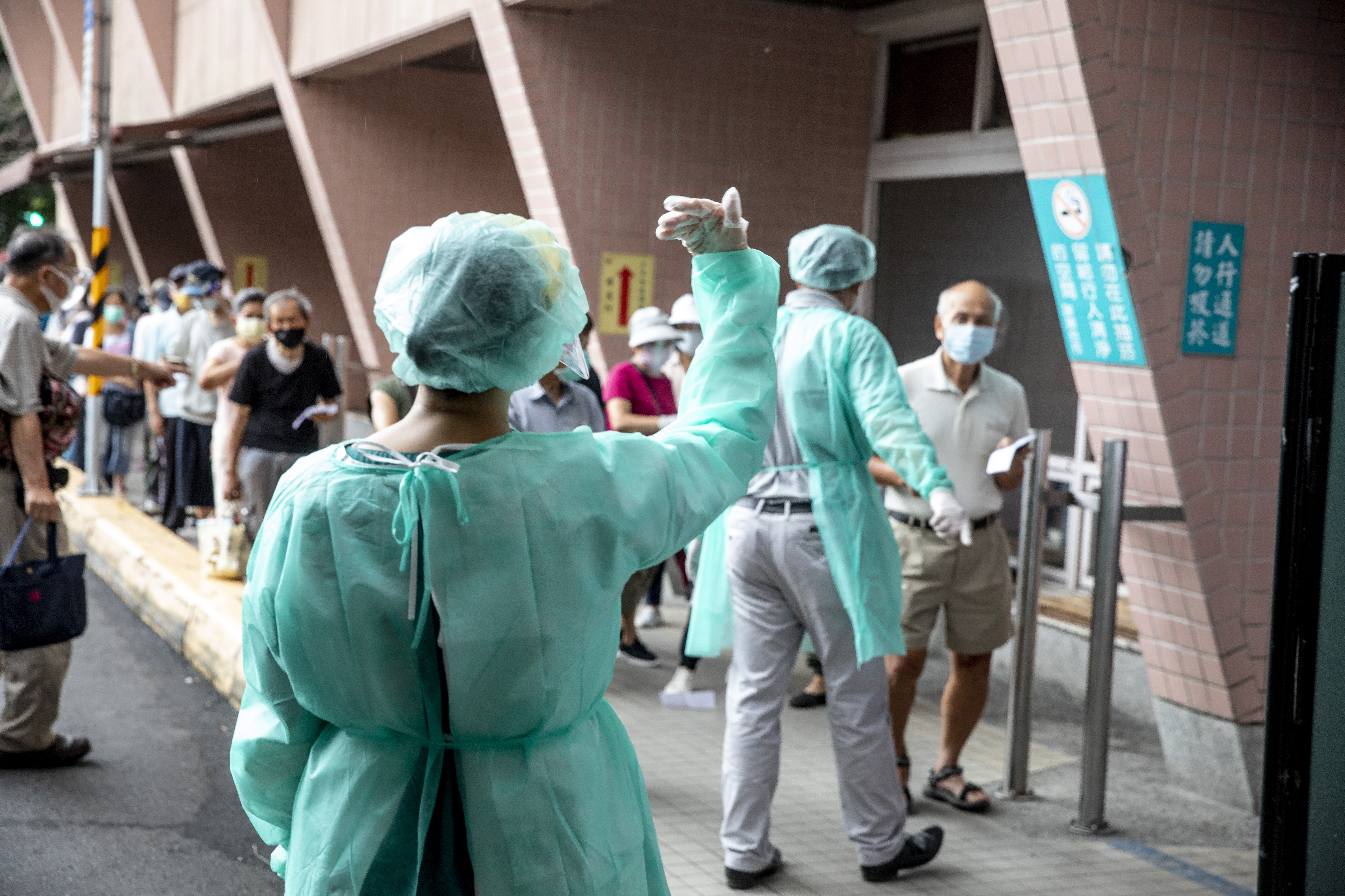 專家何美鄉今在臉書po文表示，「無敵星星」是確實存在的，而獲得的方法正則是「疫苗接種三劑+自然感染」。（本刊資料照）