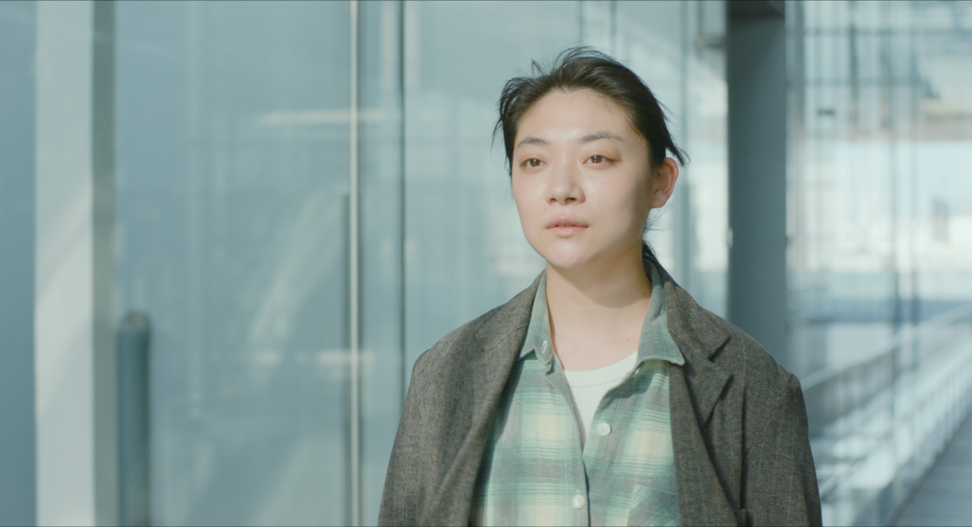 三浦透子在電影《在車上》裡飾演代駕司機,自曝現實生活中其實沒什麼在開車。(Netflix提供)