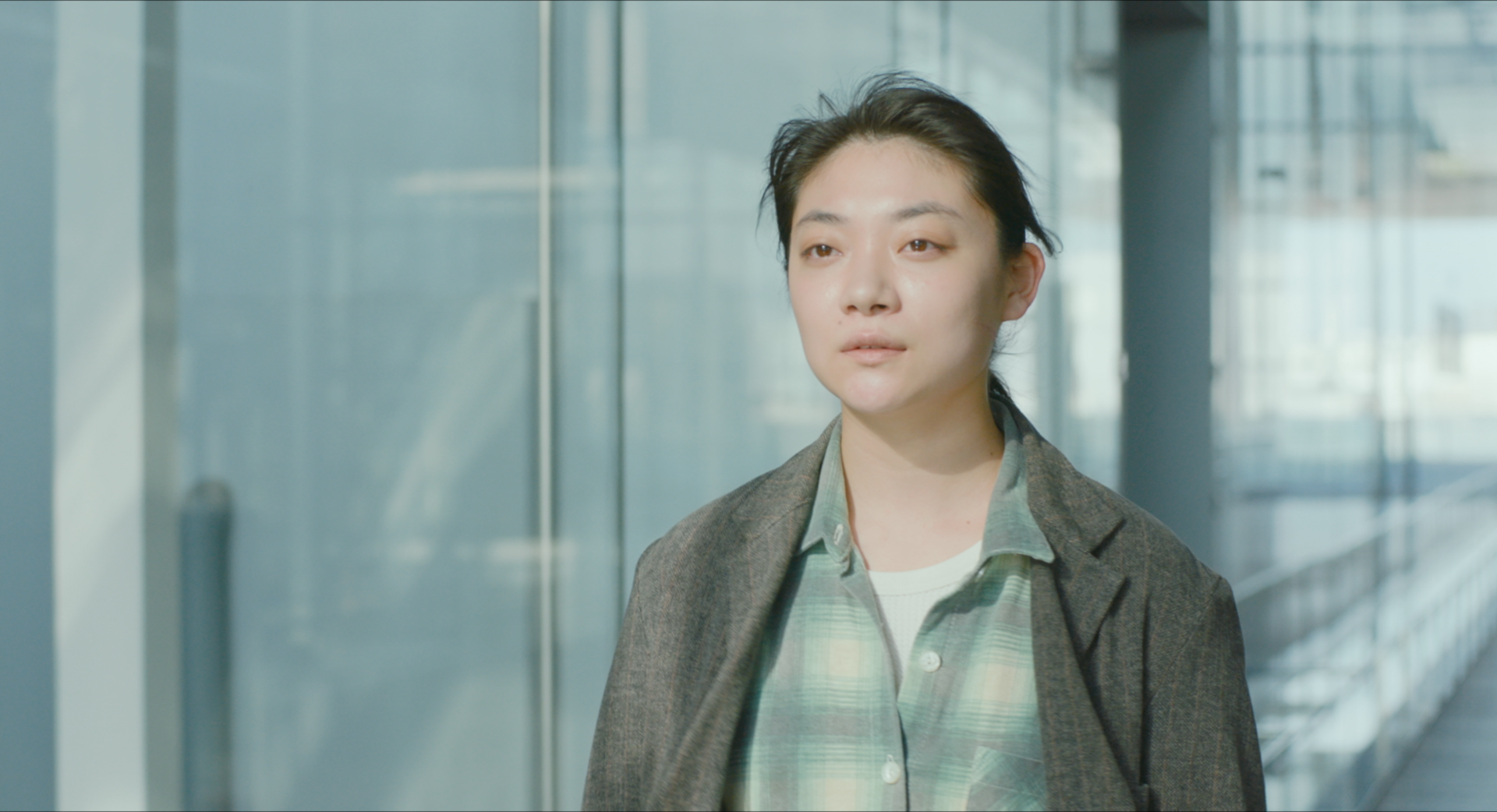 三浦透子在電影《在車上》裡飾演代駕司機，自曝現實生活中其實沒什麼在開車。（Netflix提供）