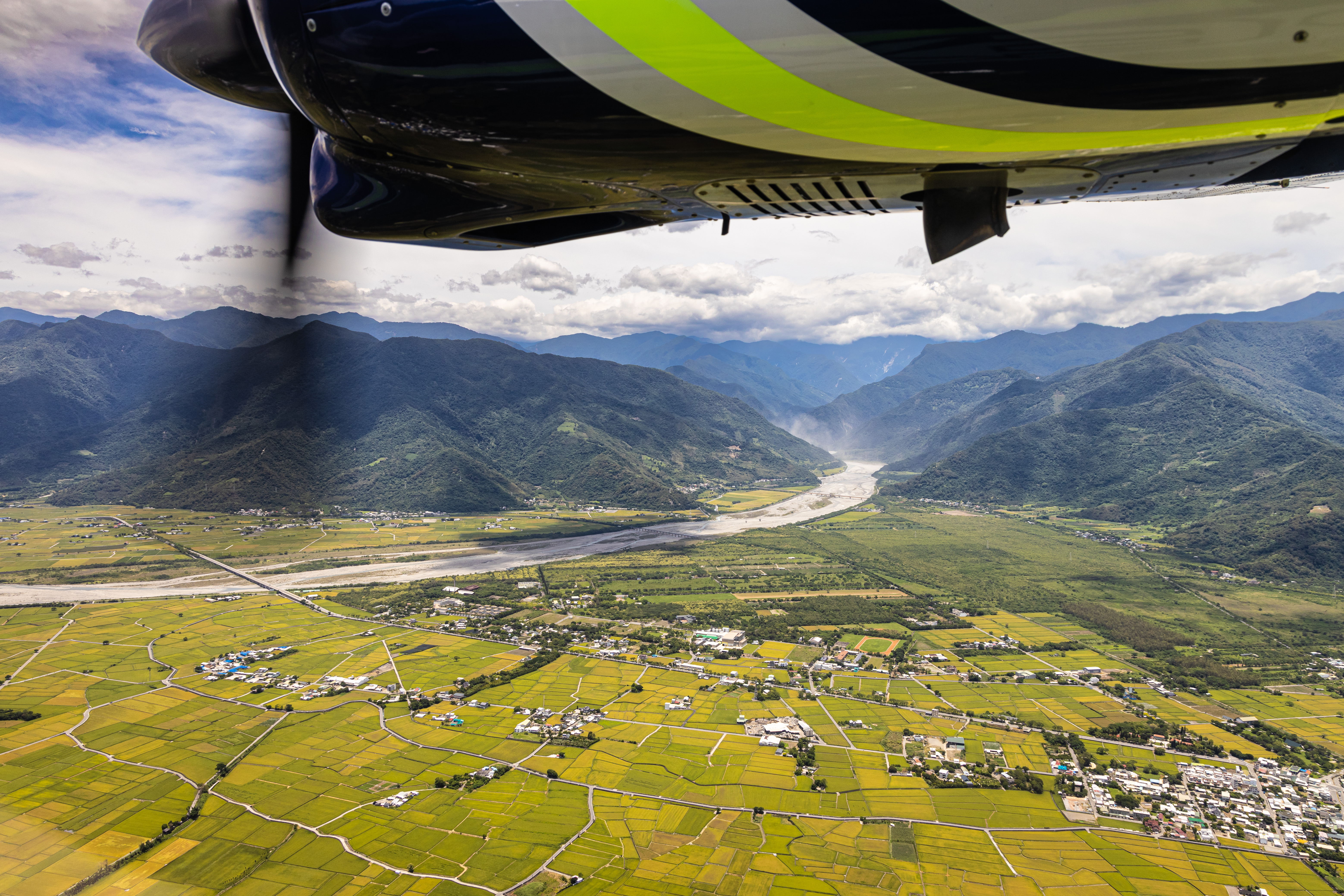 以3,000英呎高度低空飛，有如重現已故導演齊柏林所見之物。