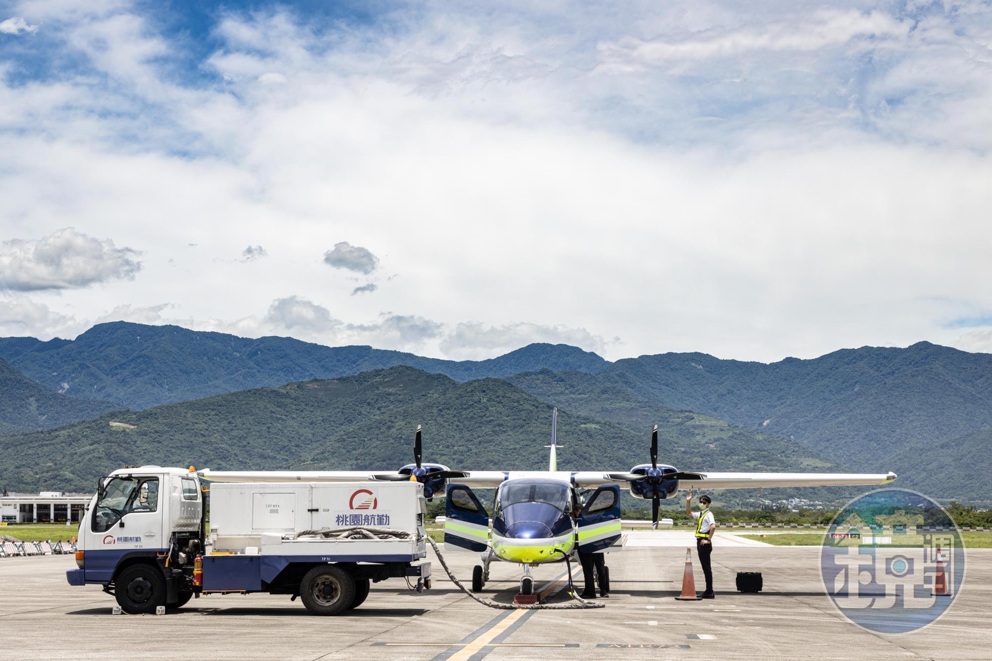 流線型的「Tecnam P2012雙發動機」外型超帥氣。