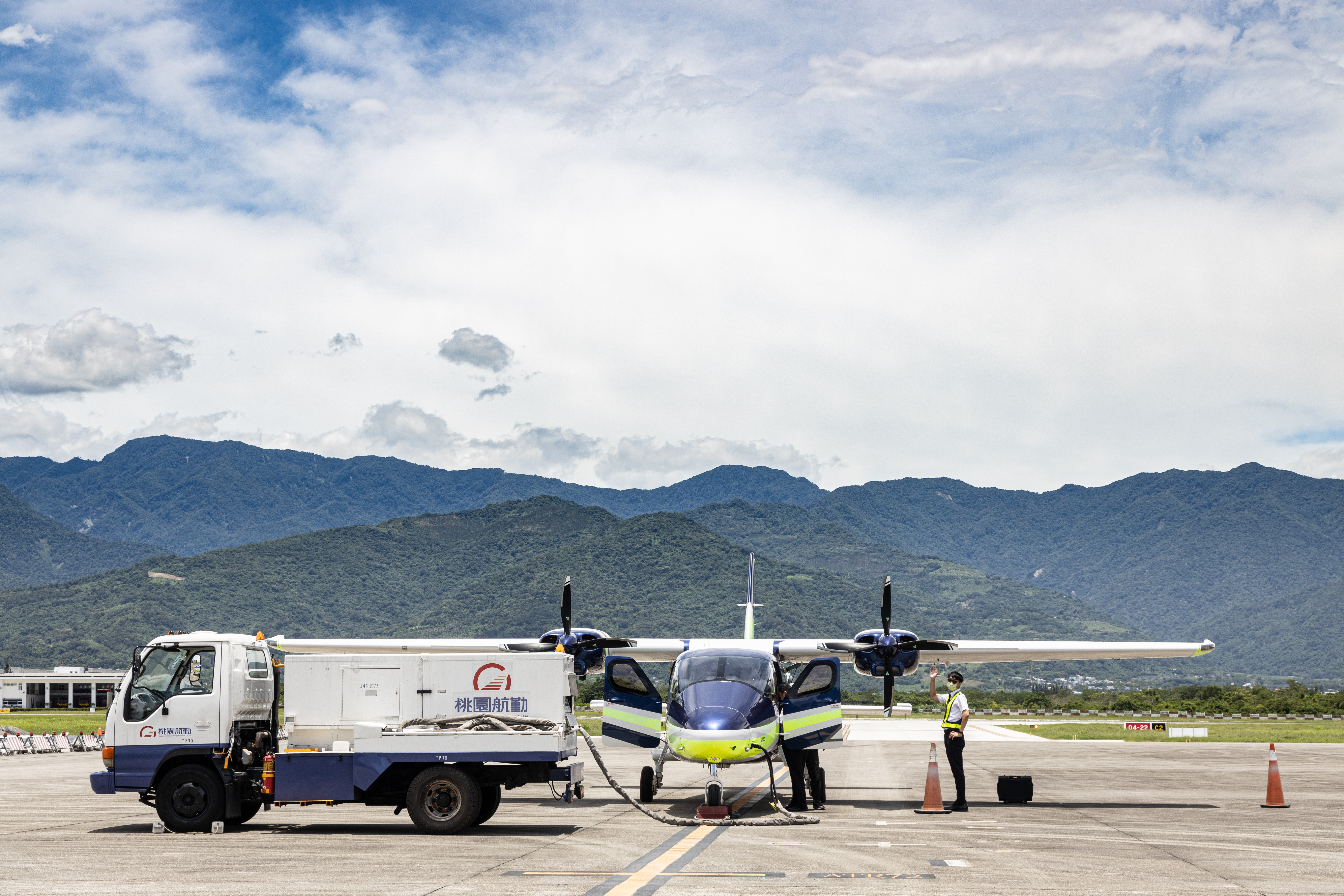 流線型的「Tecnam P2012雙發動機」外型超帥氣。