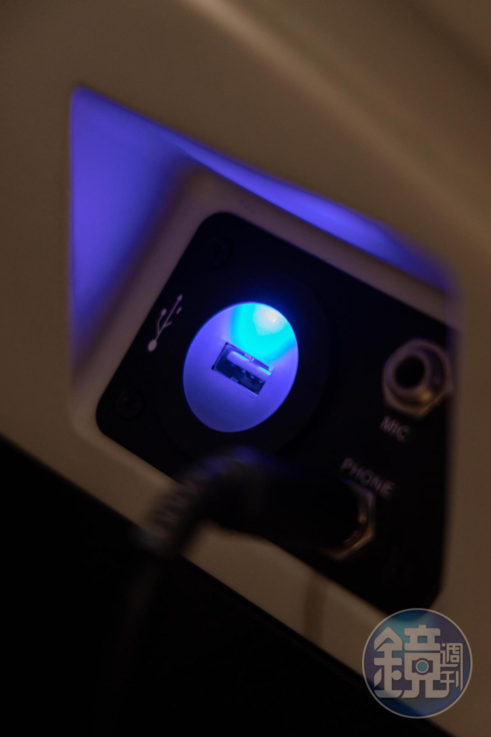 每個座位都有USB充電孔。