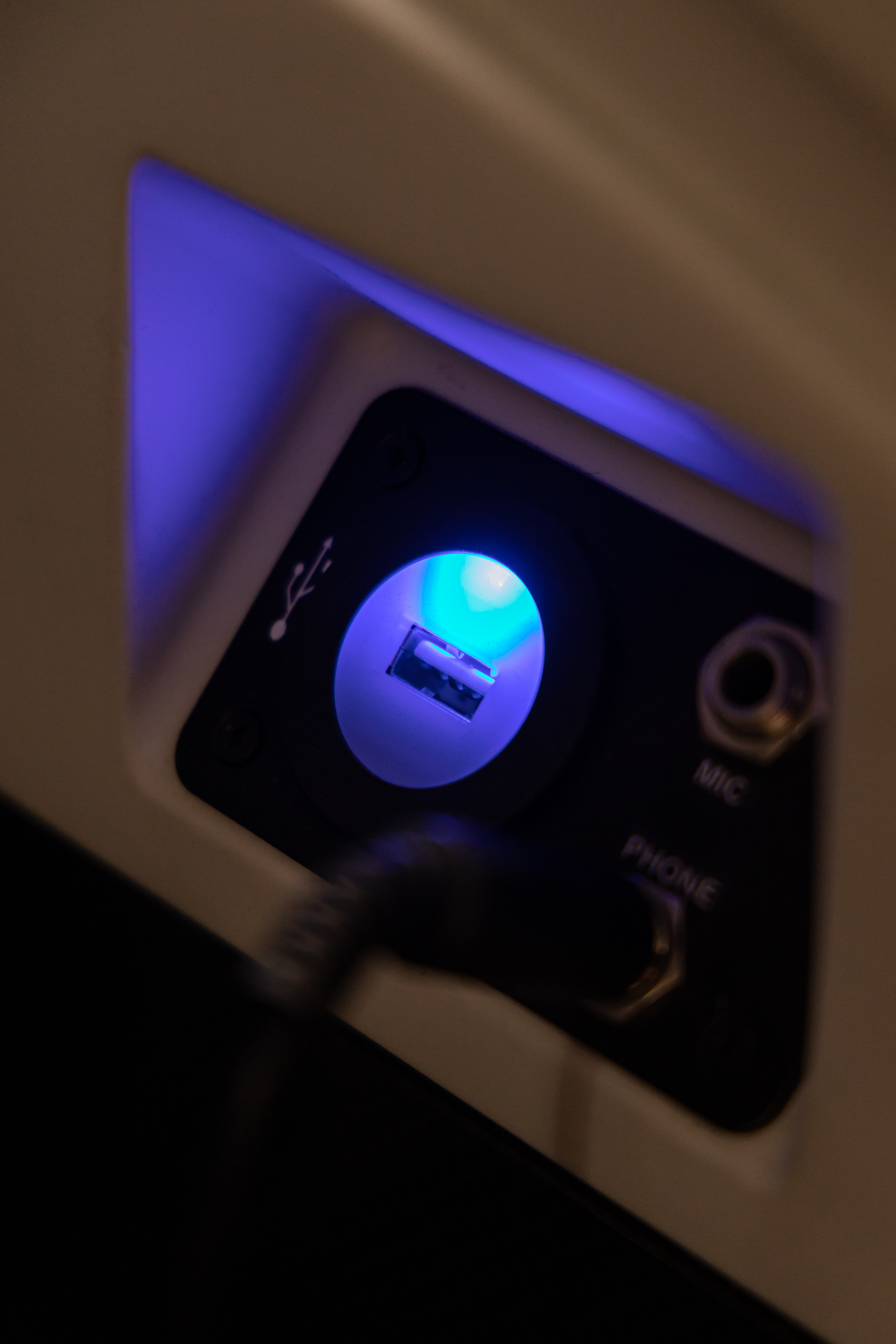 每個座位都有USB充電孔。
