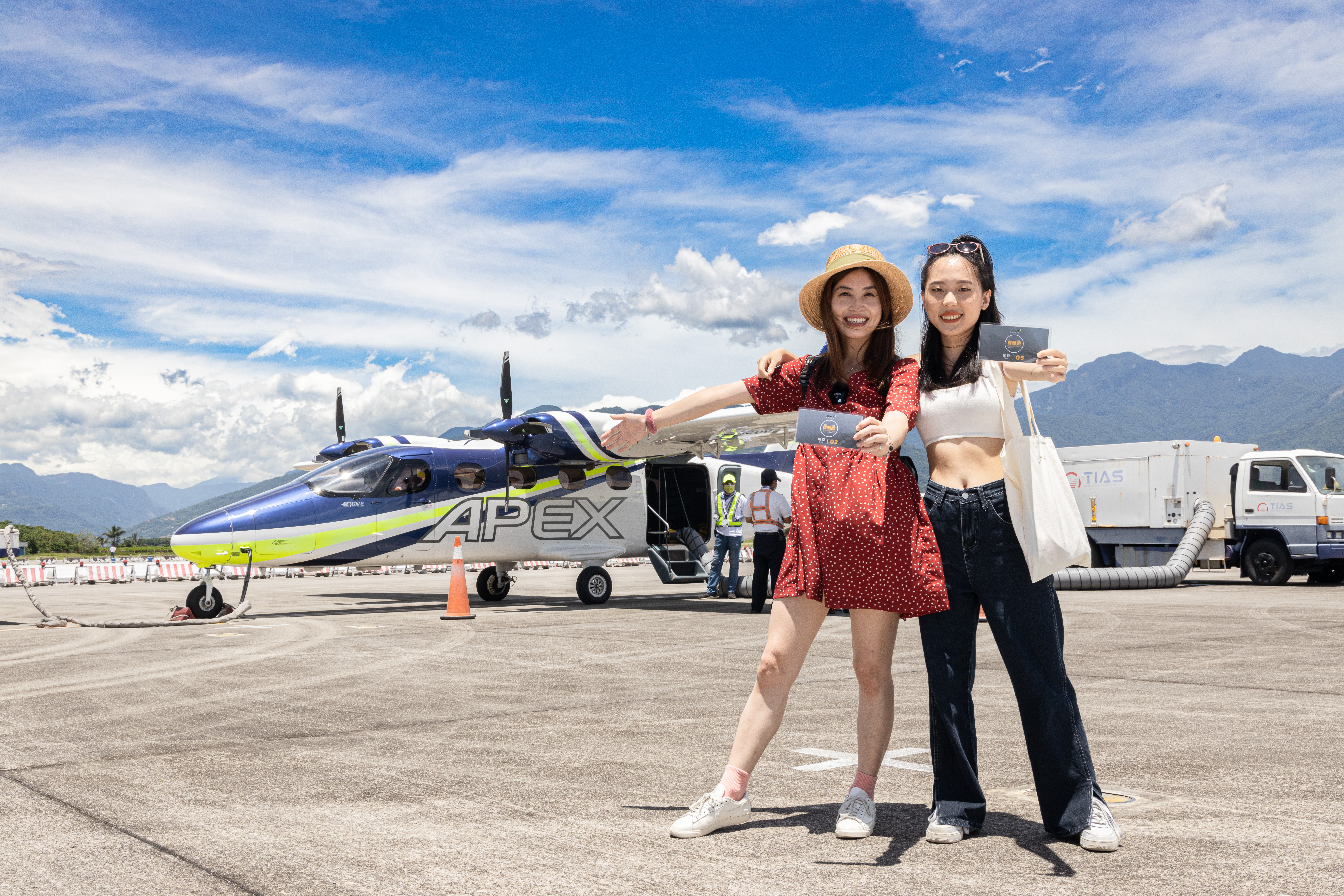 遊客還可短暫與空中法拉利合照。