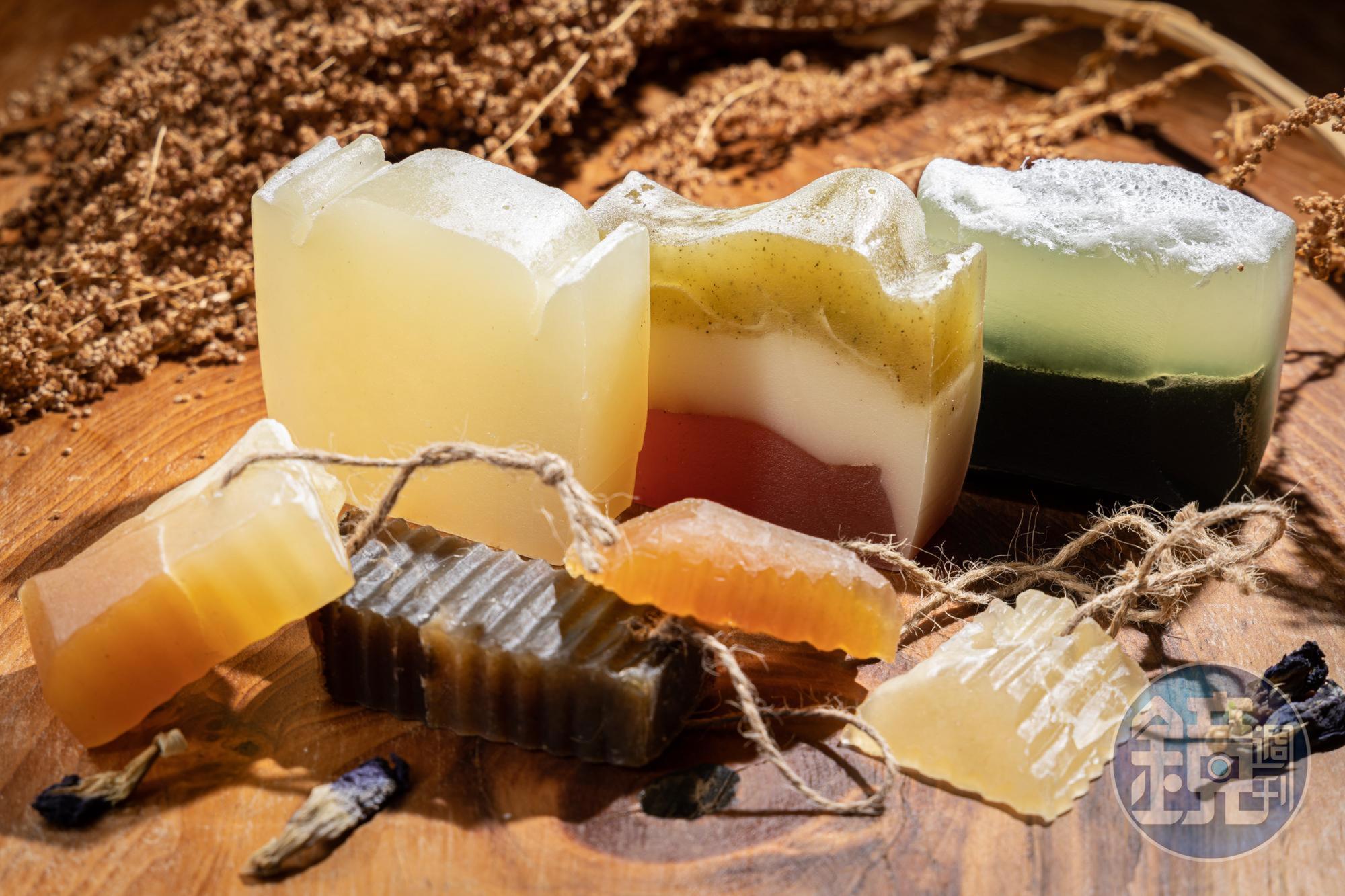 部落媽媽製作出各式手工皂有純白酒粕皂(左,300元/130g)、洛神印加果野菜植粹皂(中,380元/130g)、(蝶豆花酒粕植粹皂(右,300元/130g)。