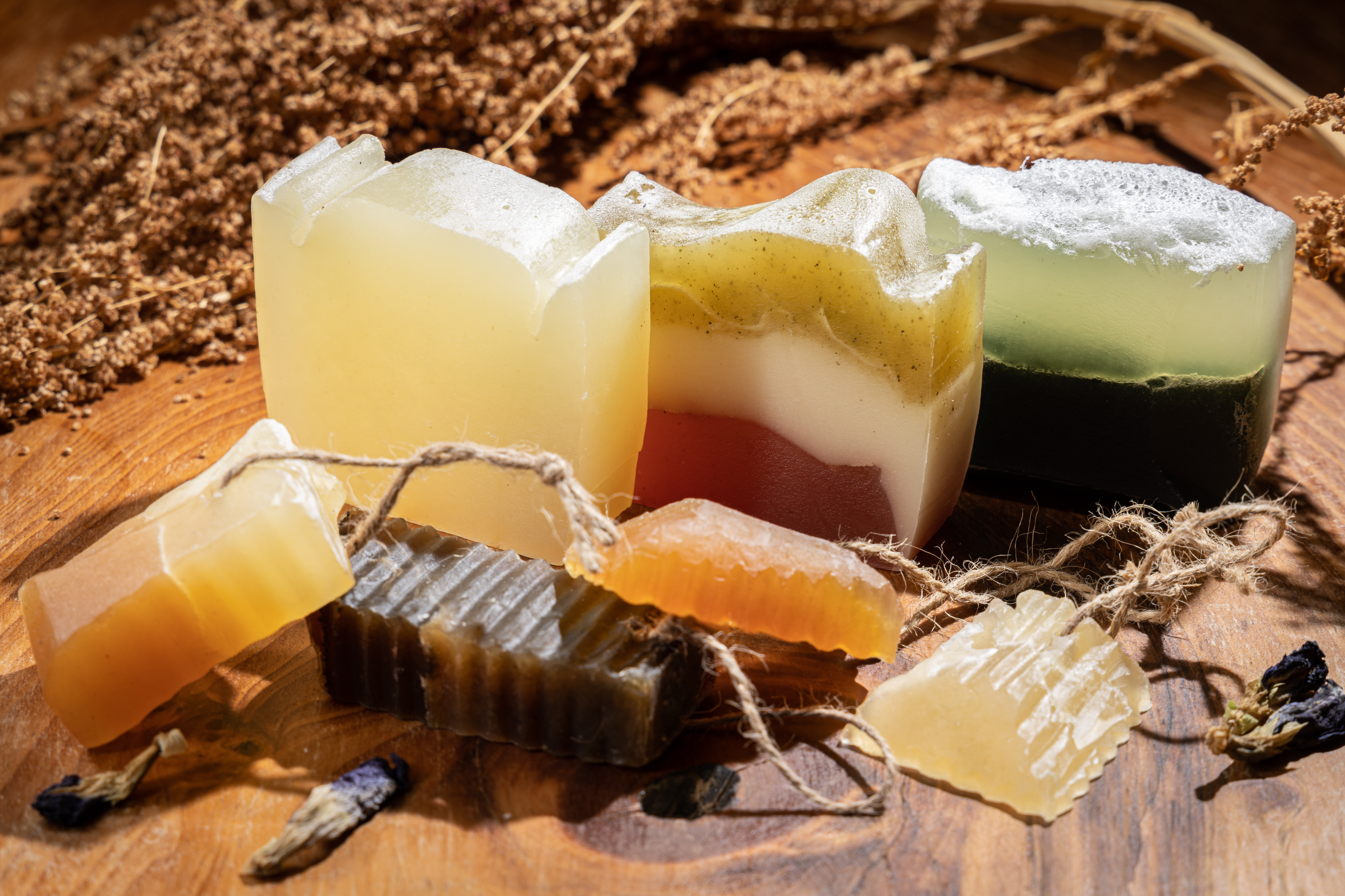 部落媽媽製作出各式手工皂有純白酒粕皂（左，300元／130g）、洛神印加果野菜植粹皂（中，380元／130g）、（蝶豆花酒粕植粹皂（右，300元／130g）。