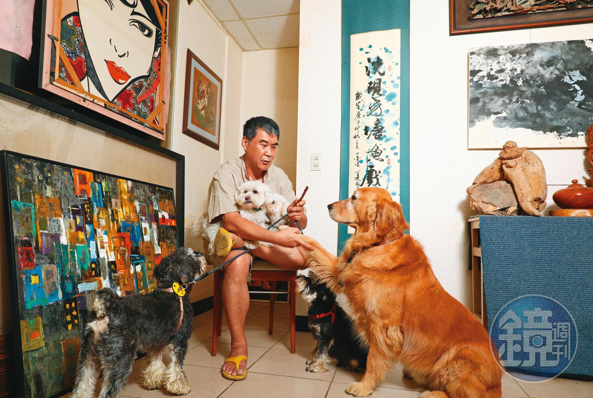 夏紹康與他收養的小狗們。除了是動物救援志工,他同時也是書法家,照片裡的畫與字都是他的作品。