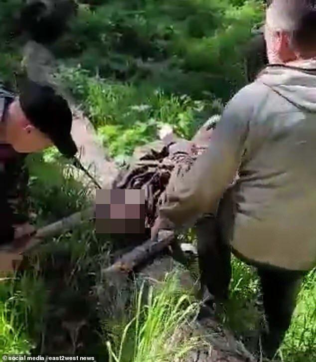 親友發現獵人的遺體。（翻自英國《每日郵報》）