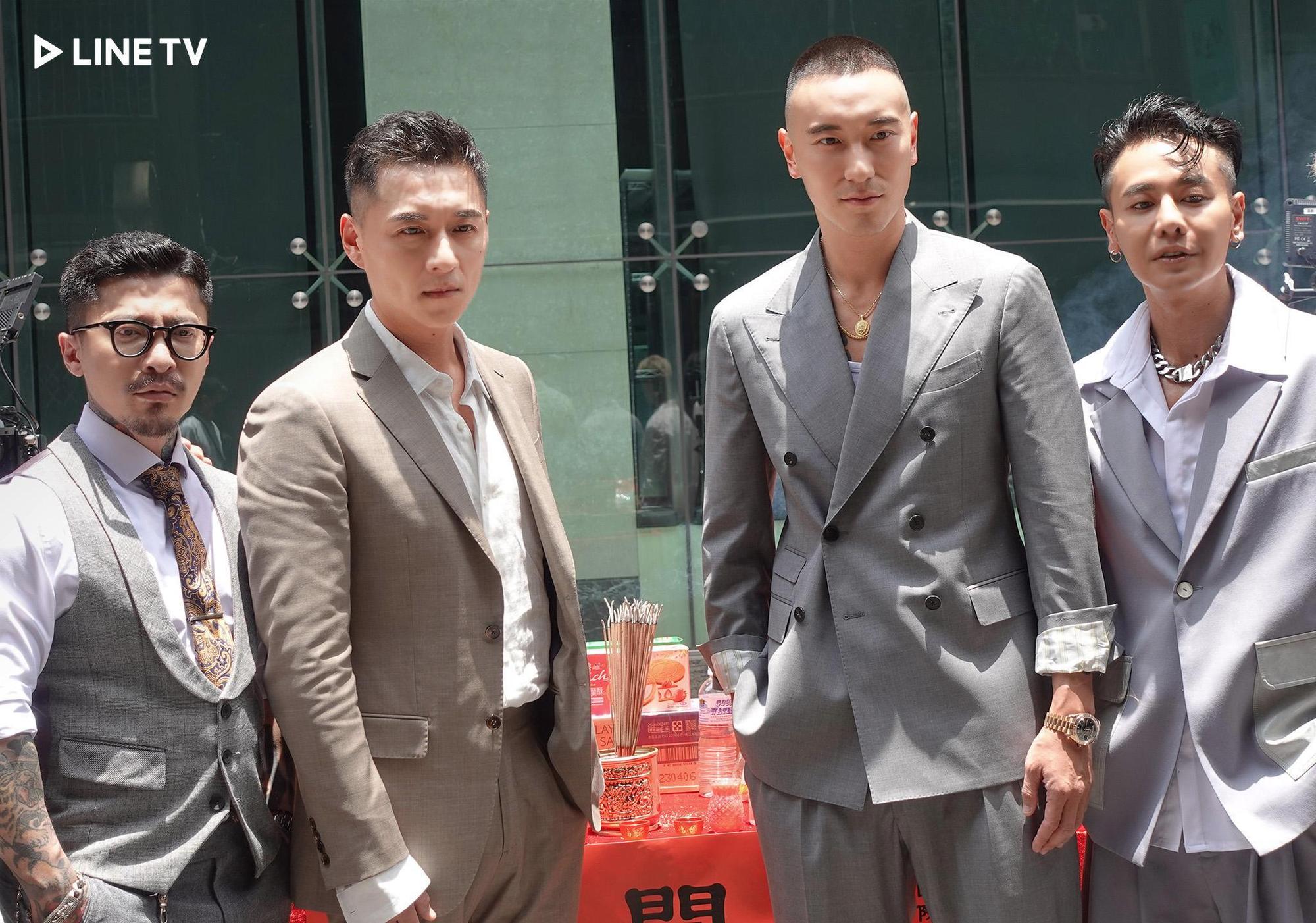 王陽明（右二）與鄭人碩（左二）挑戰節目主持工作。（LINE TV提供）