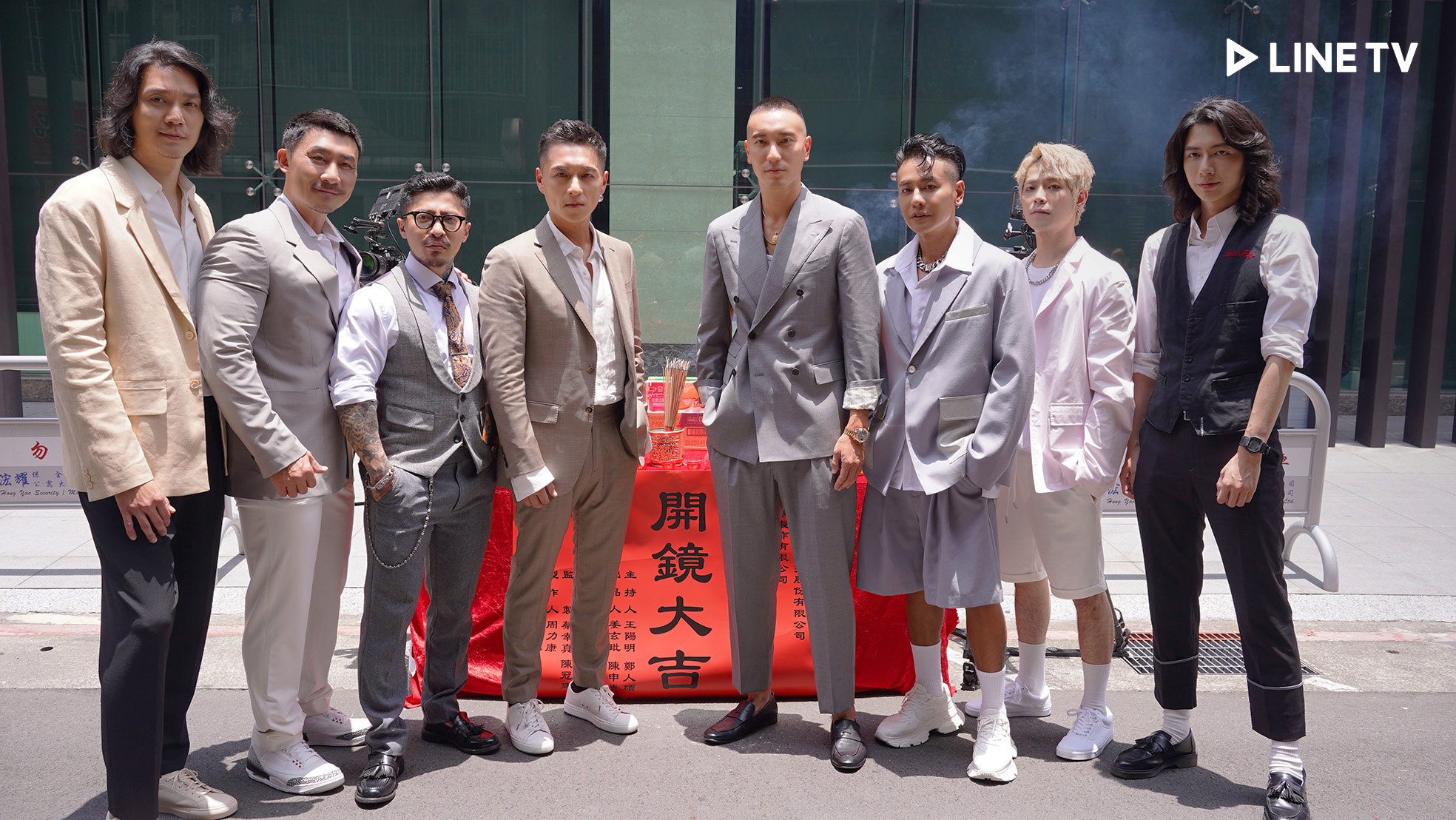鄭人碩（左四）、王陽明（右四）出席《紳士任務》開鏡儀式。（LINE TV提供）
