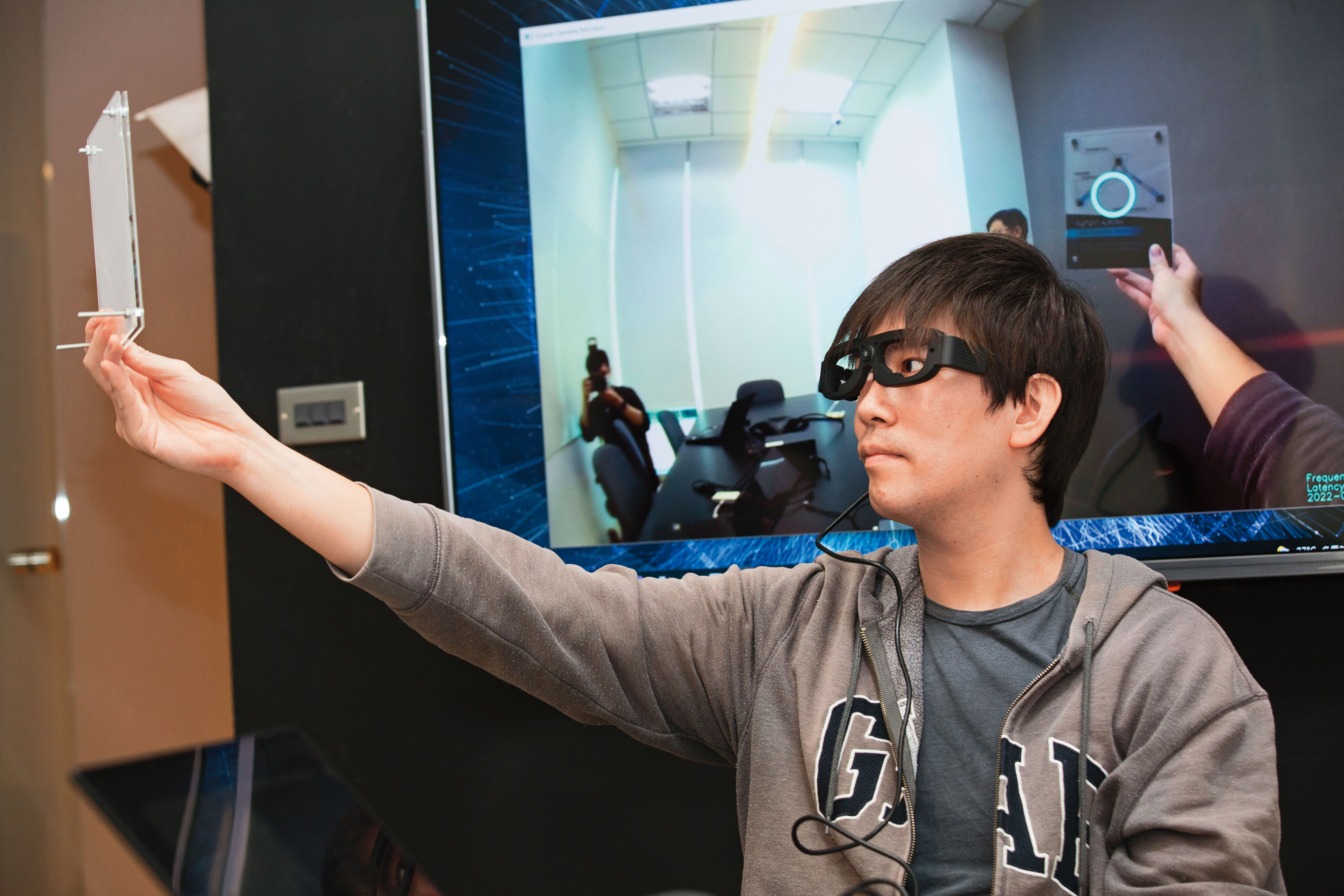 未來AR、VR眼鏡能精確地知道你在看哪裡，不用倚賴手勢、手把操作，便能自動瞄準目標物。