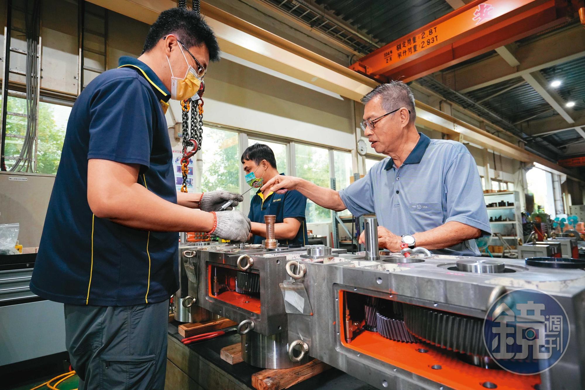 廖昆隆（右）將齒輪箱比喻為機器的心臟，如鋼鐵、螺絲、造紙與紡織業用機械，都少不了齒輪箱。
