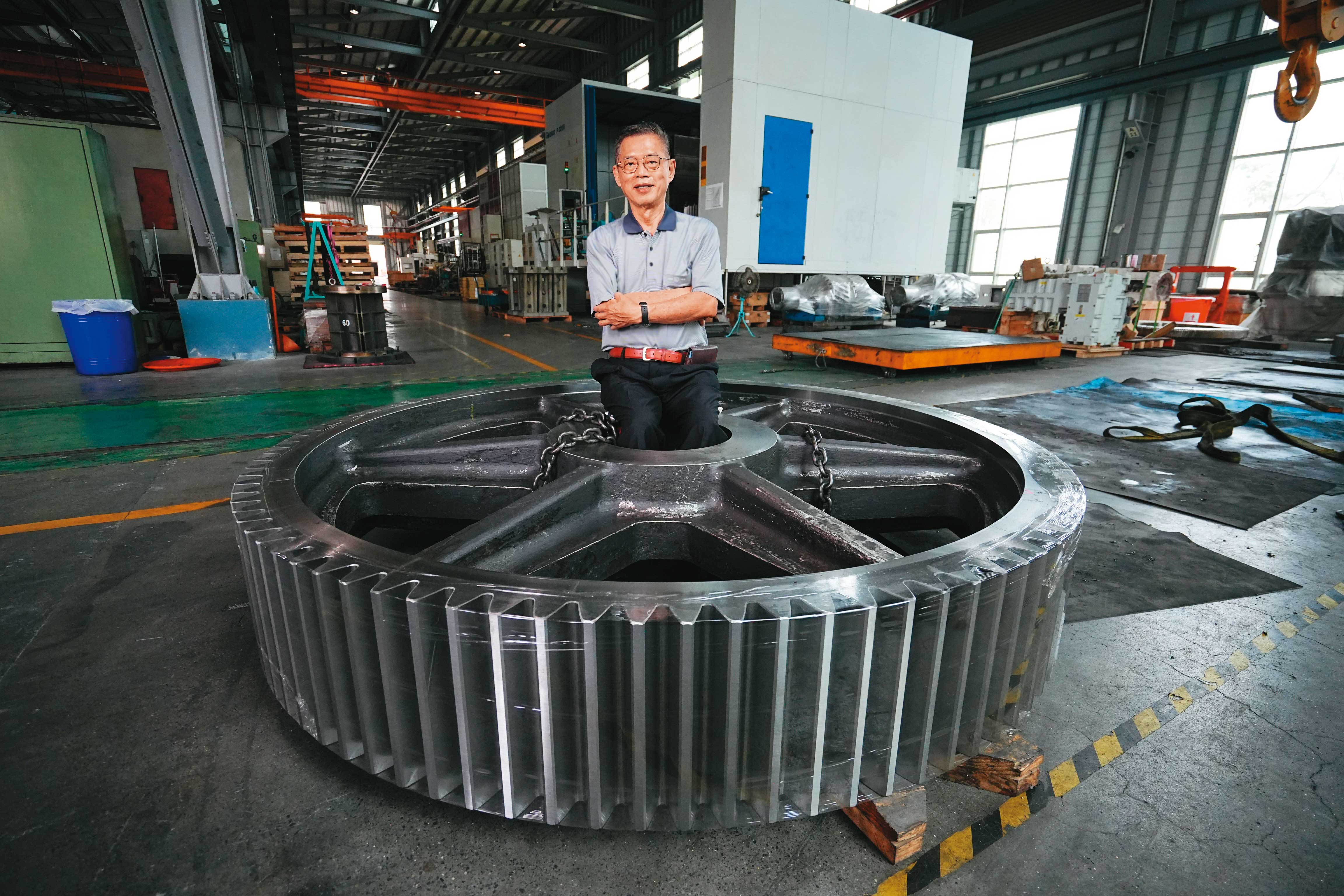 除自創品牌製造齒輪箱，廖昆隆也生產輪船捲網機與螺絲廠螺絲加工用的巨型齒輪。