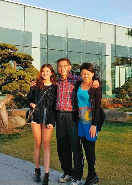 廖昆隆（中）的女兒（左）外型亮眼、長腿逆天。（廖昆隆提供）
