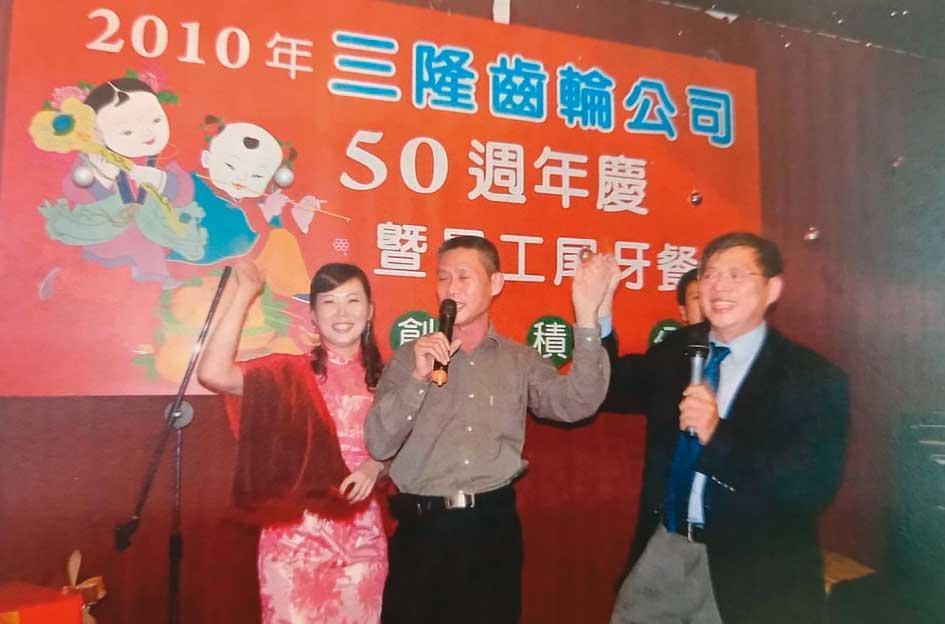 廖昆隆（右）與弟弟、三隆齒輪總經理廖昆信（中）當年硬著頭皮接下雪隧挑戰。（廖昆隆提供）