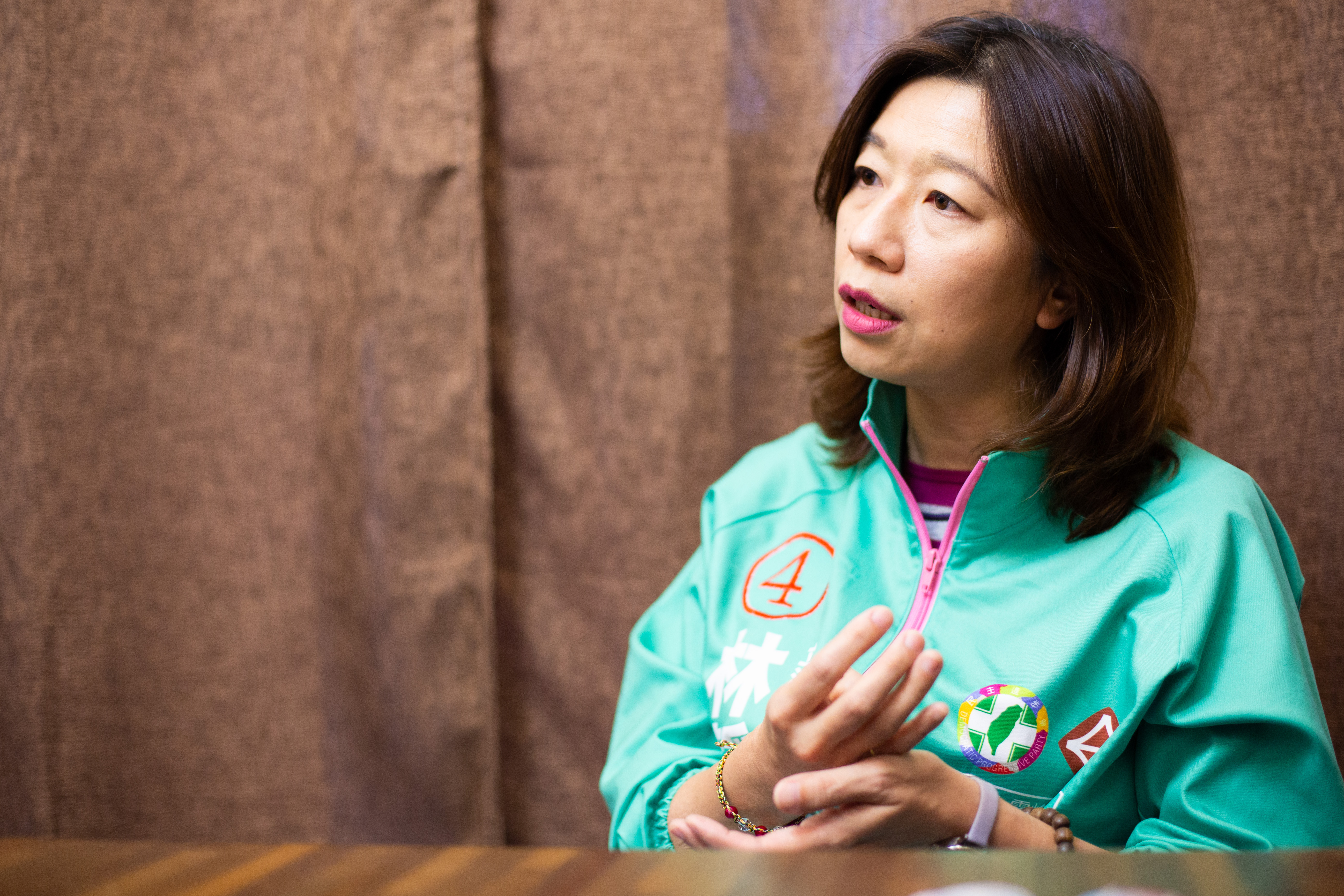 民進黨立委林靜儀回應酸民自己也有「斐陶斐」，吸引萬名網友朝聖留言。