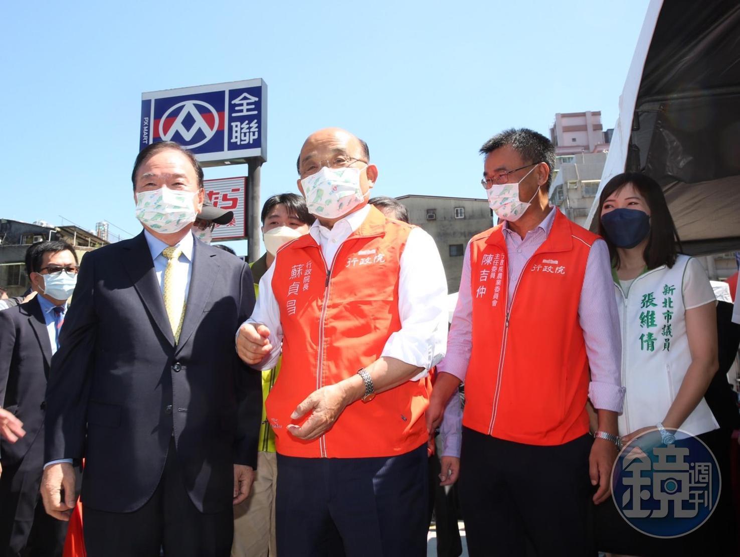 行政院長蘇貞昌(中)被問及誰適合參選新北市長,表示好人才都願意推薦。