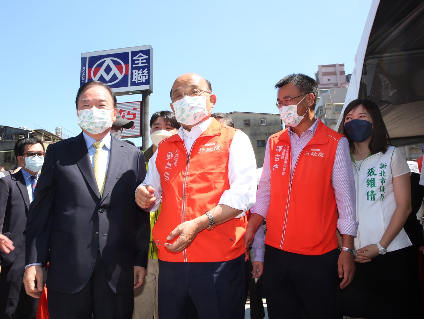 行政院長蘇貞昌（中）被問及誰適合參選新北市長，表示好人才都願意推薦。