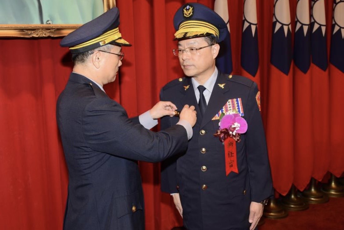警政署長陳家欽幫刑事局長黃明昭掛階，而黃將接任警政署長。（翻攝刑事局官網）
