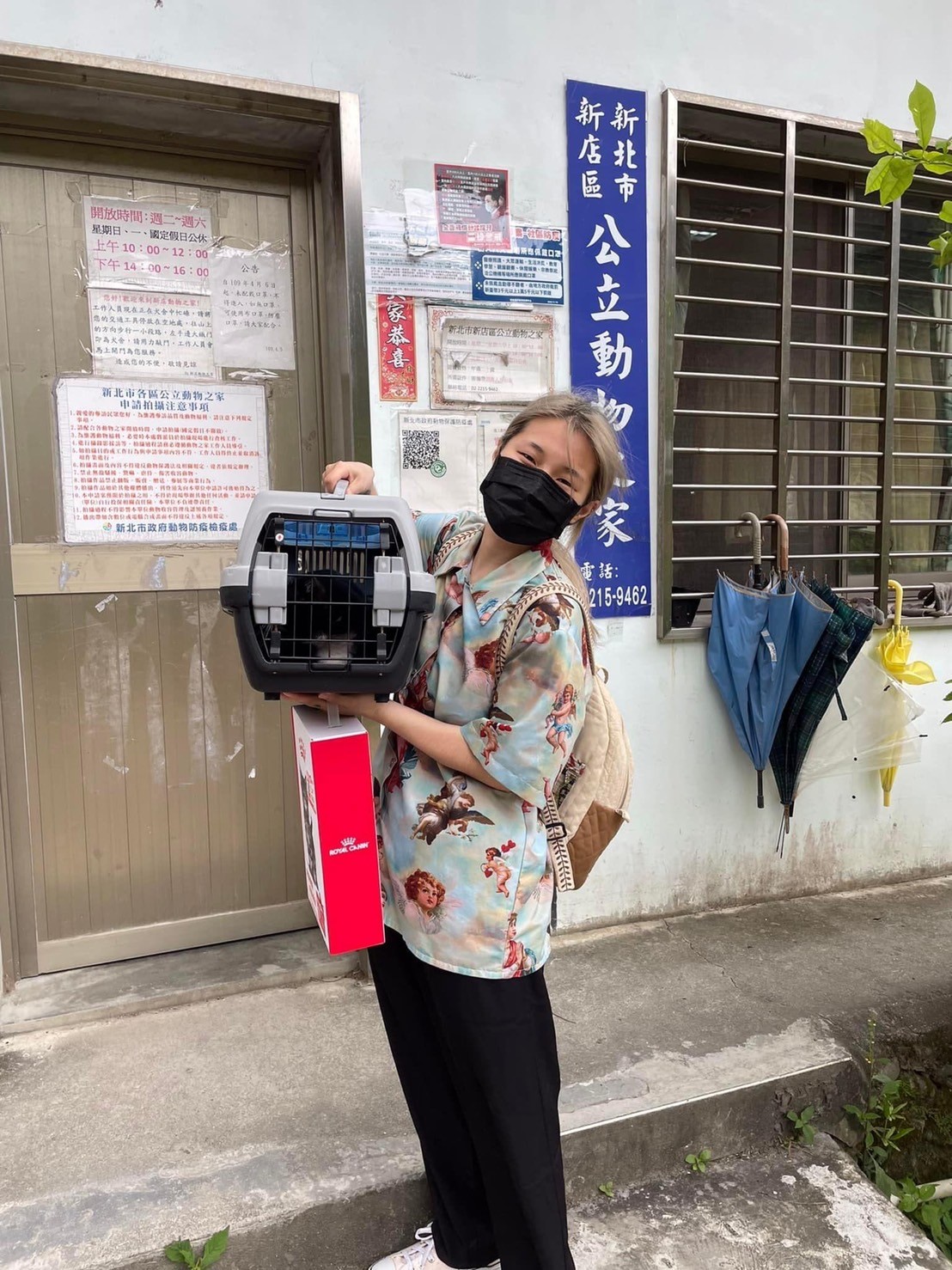 民眾毛小姐決定認養收服周倉。（新北動保處提供）
