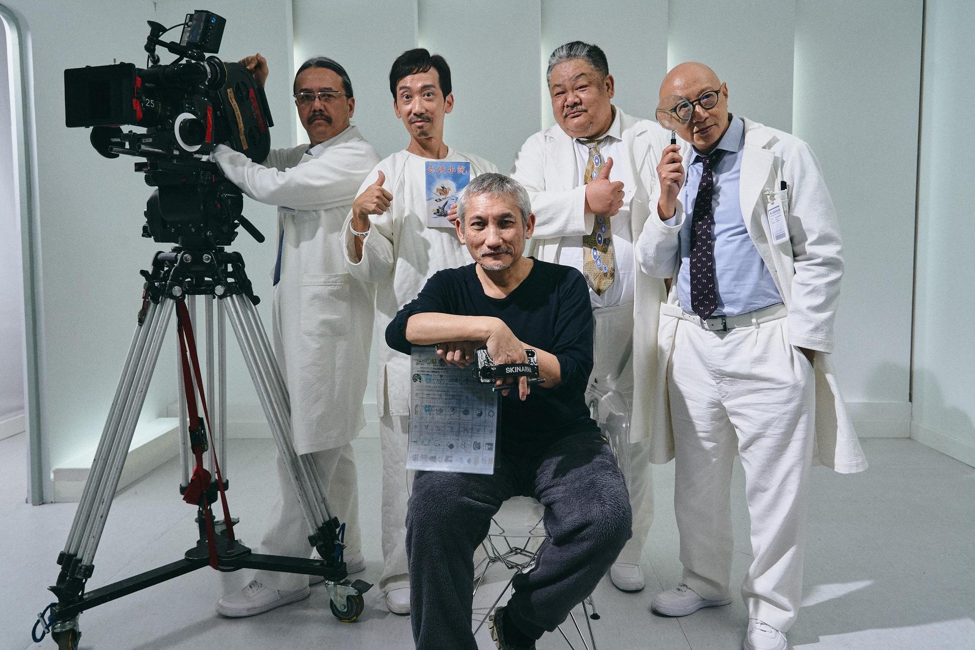 鬼才徐克找來張錦程(左起)、張達明、林雪、劉國昌等演員,打造瘋狂無厘頭的對白交織而成的《深度對話》。(華映)