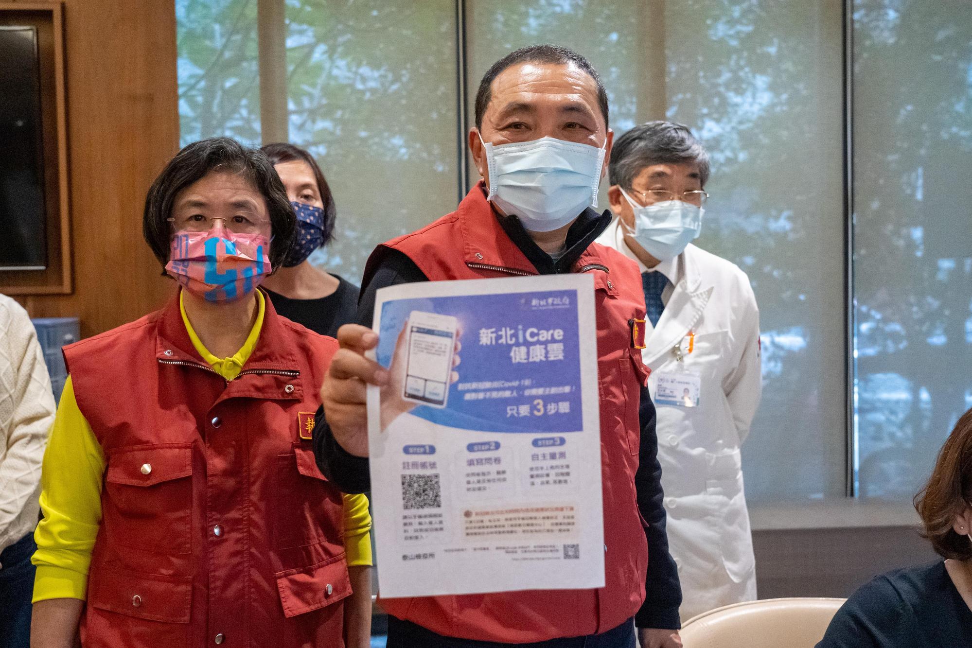 新北市長侯友宜遭批在恩恩事件上的處理瑕疵是為了保護衛生局長陳潤秋(左)。(翻攝自新北市政府)