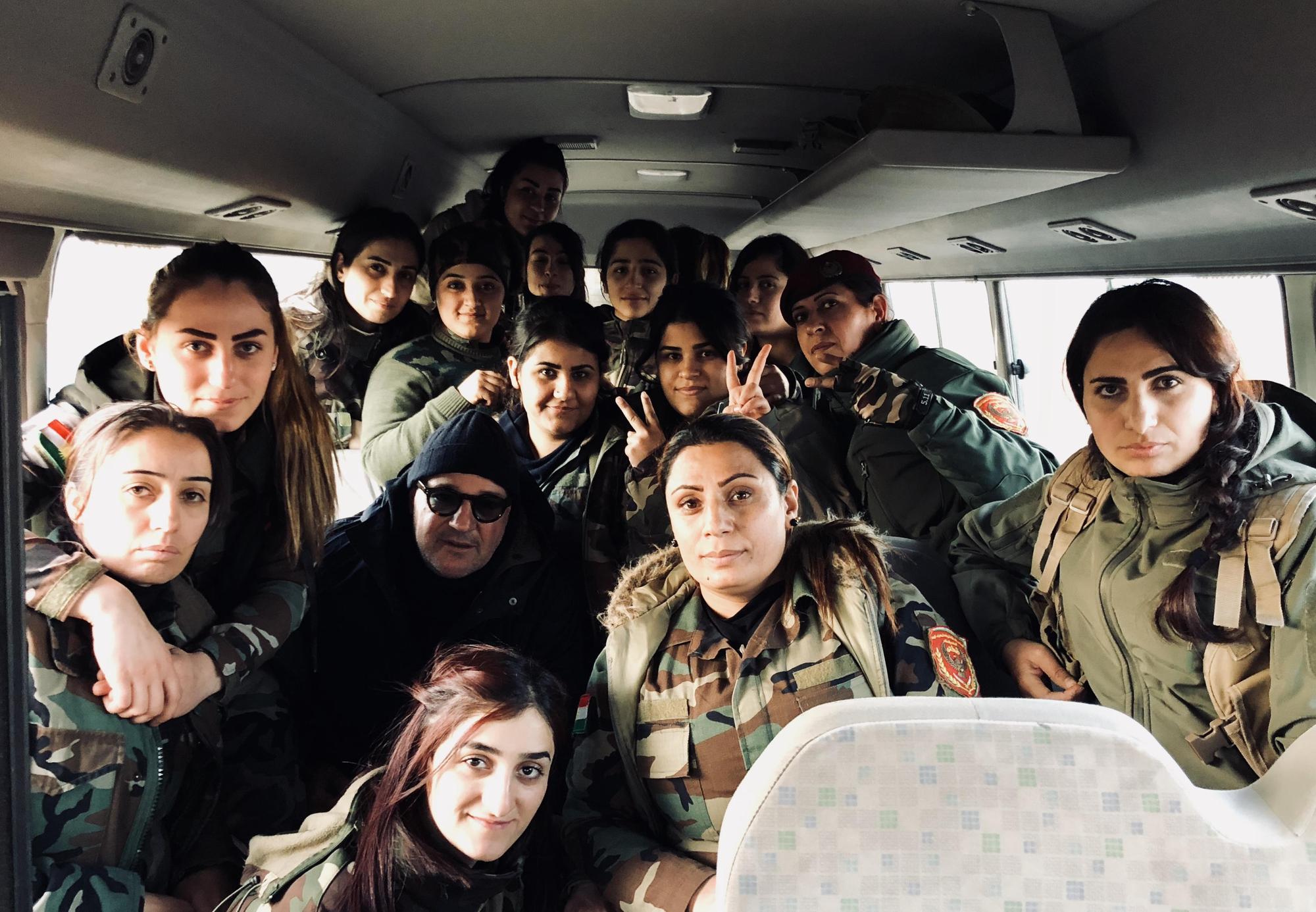 導演與庫德族女兵拍攝日常的合影。（佳映提供）