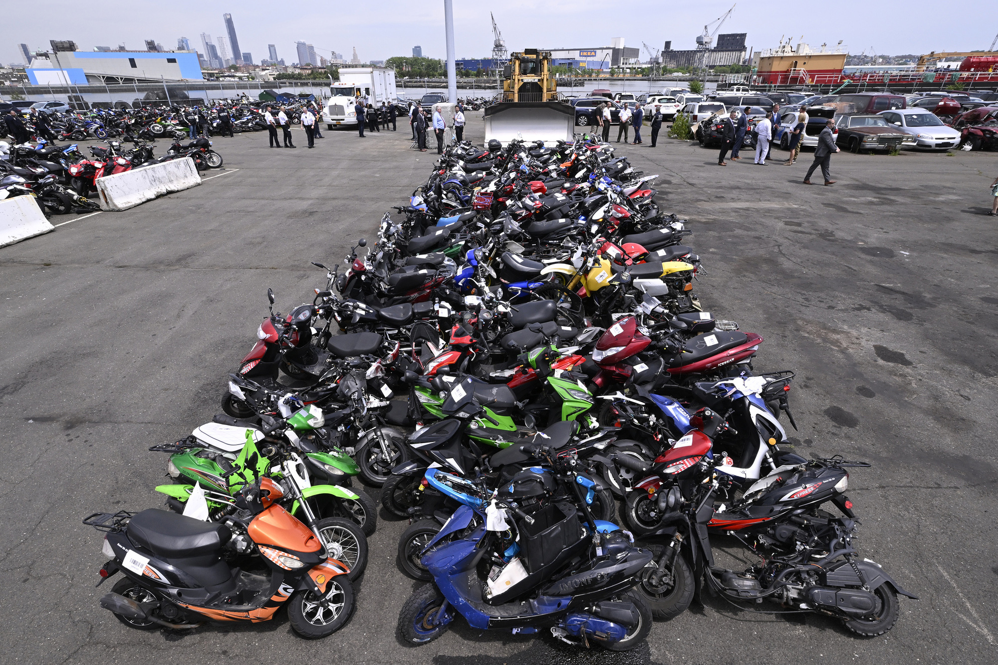 紐約取締近100輛非法機車。（翻自美國《紐約郵報》）