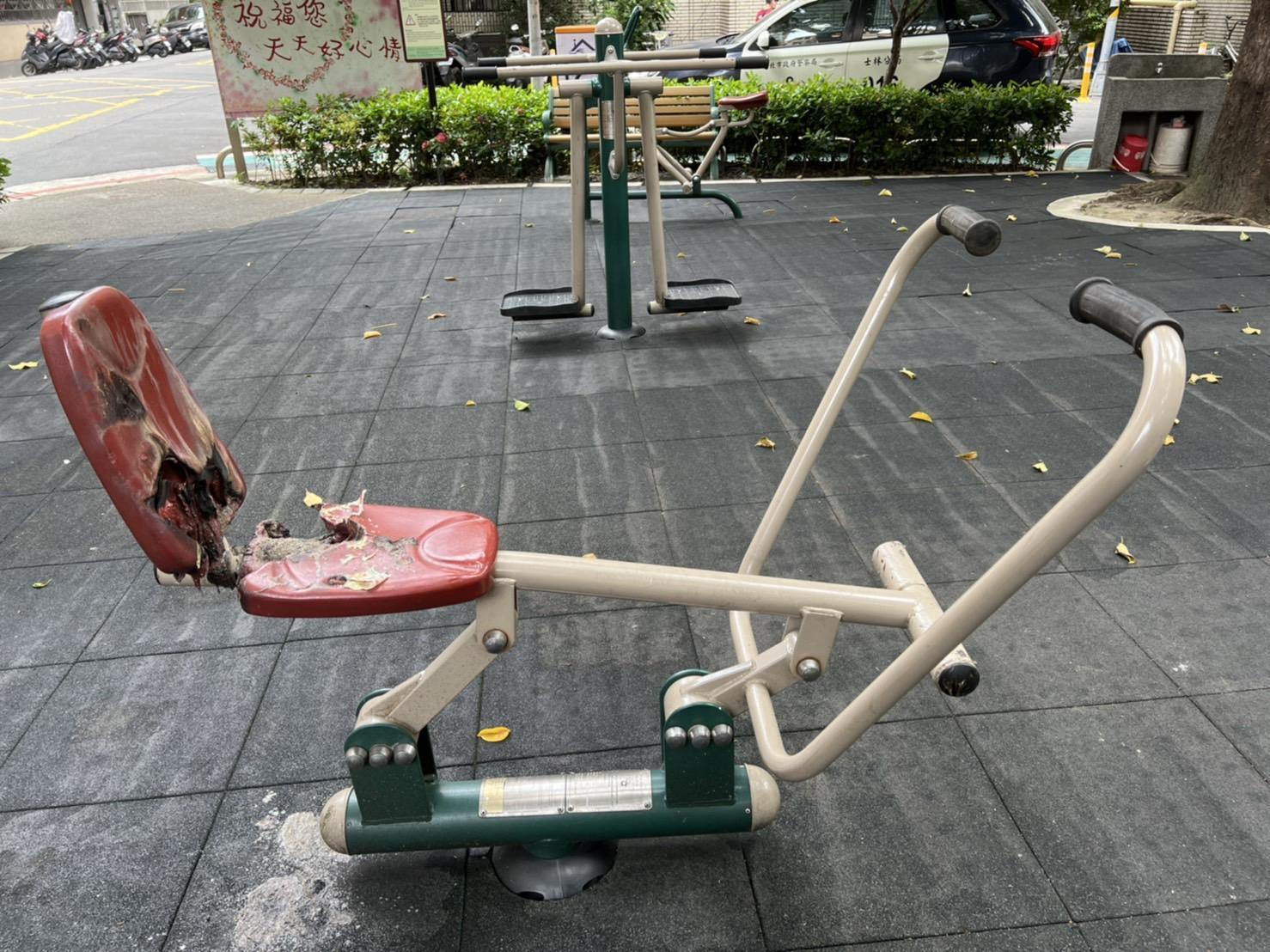 4名男子半夜睡不著覺,竟縱火燒公園運動器材。(翻攝畫面)