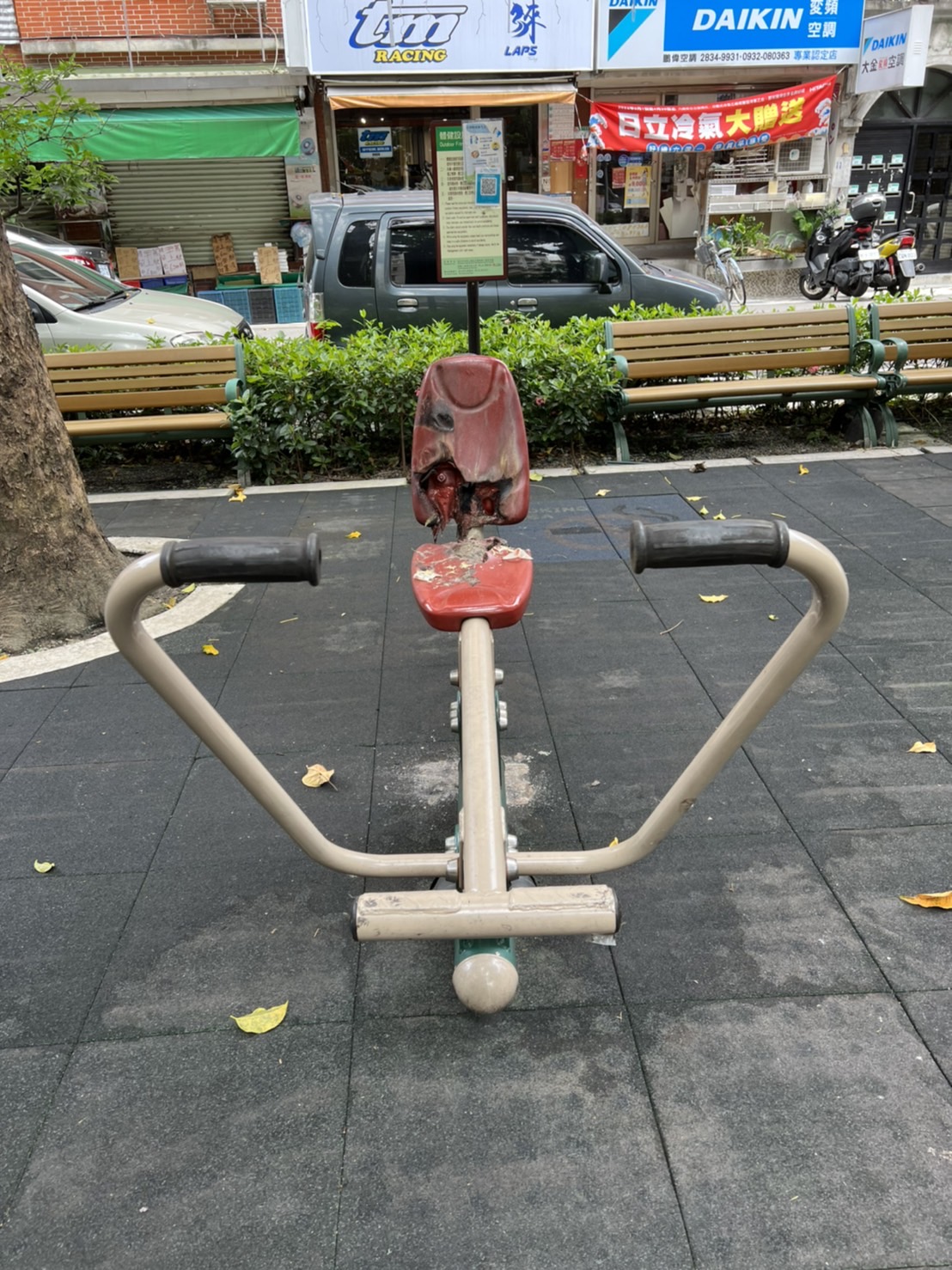 公園內划船機遭燒毀，不堪使用。（翻攝畫面）
