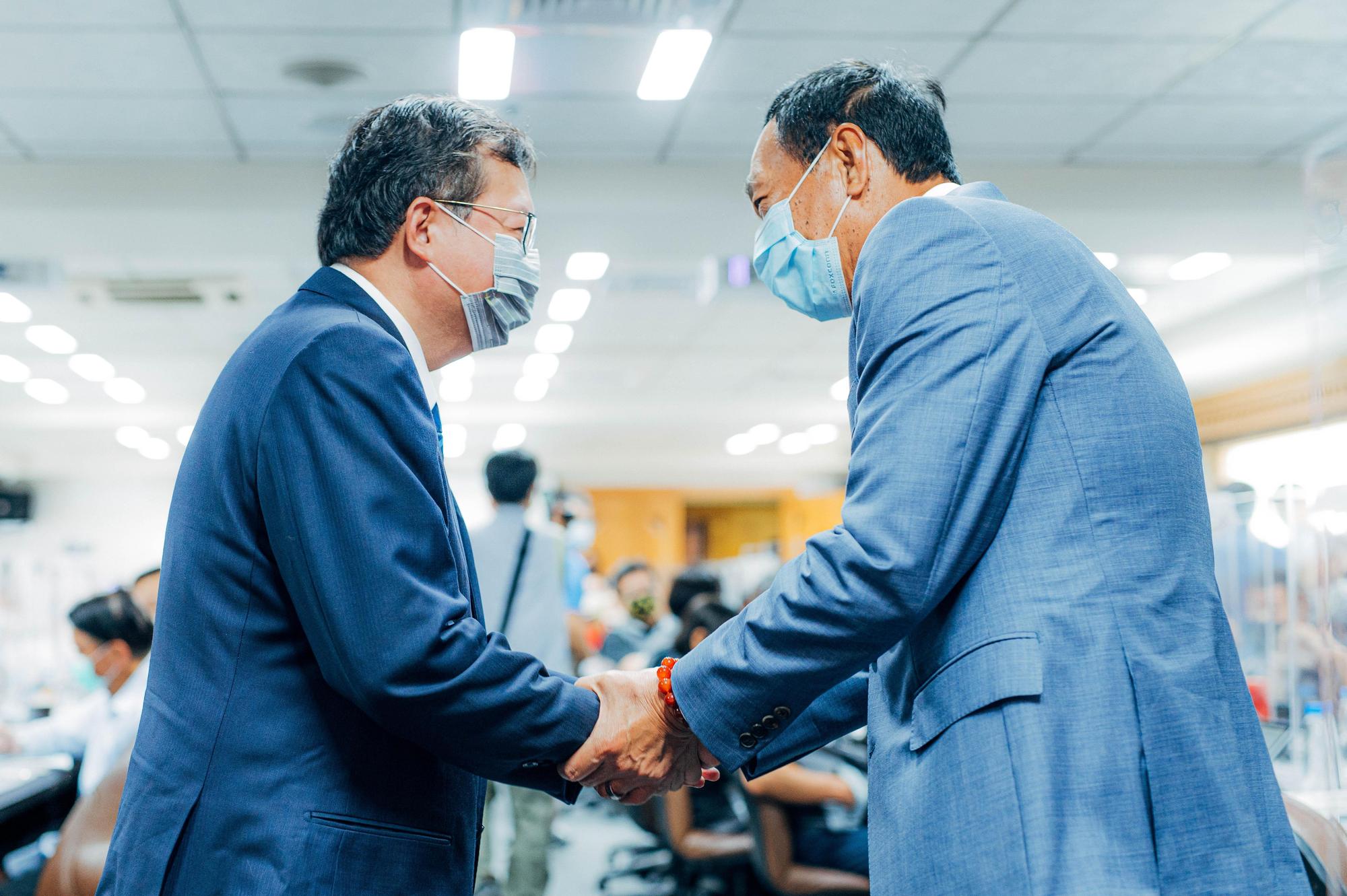 鄭文燦市長解隔重返工作崗位,代表桃園市府接受永齡基金會創辦人郭台銘捐贈的家用PCR檢測儀。(桃園市政府提供)