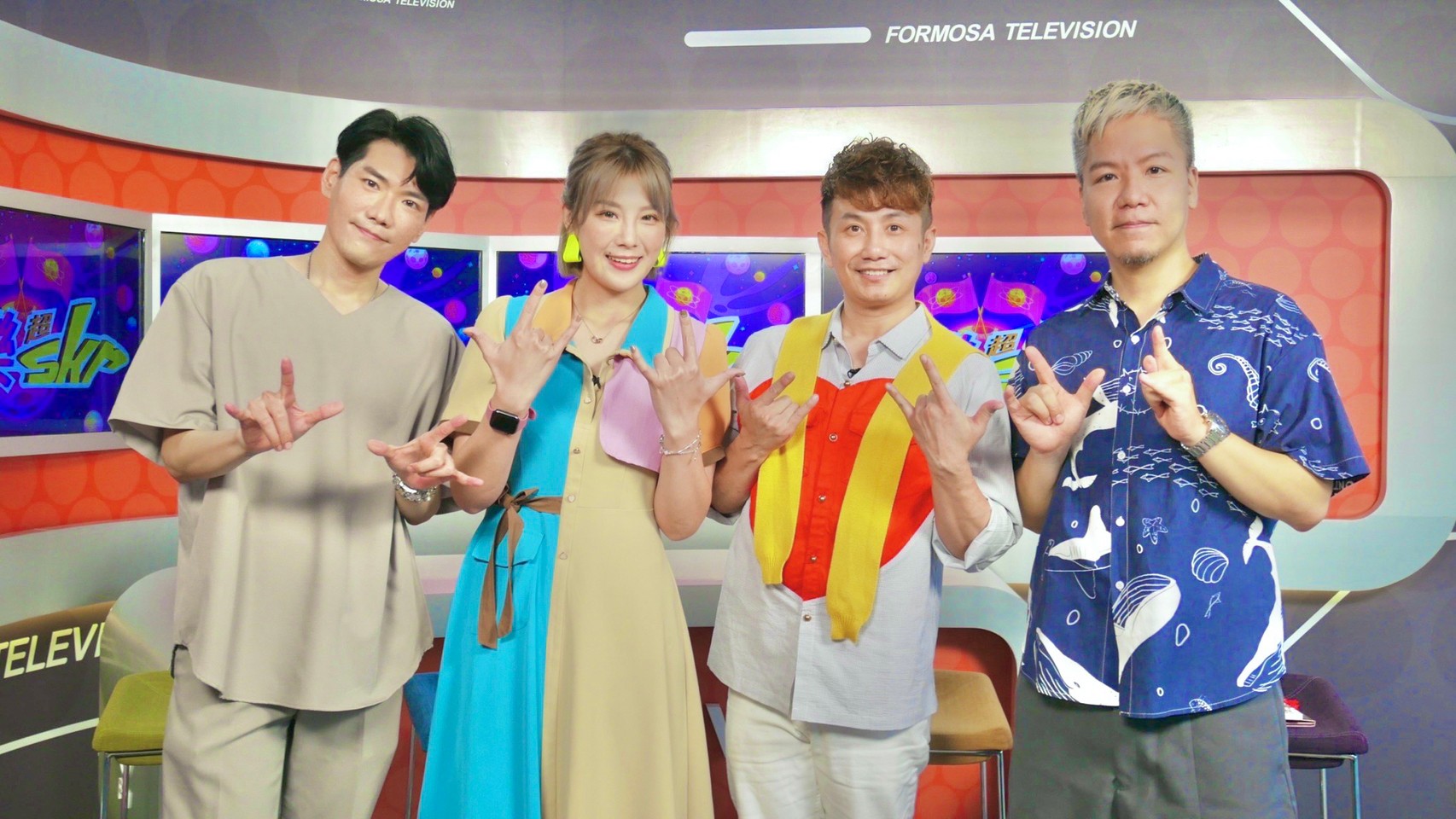 郭婷筠（左二）與老公彭正（左三）一起上節目錄影。（民視提供）