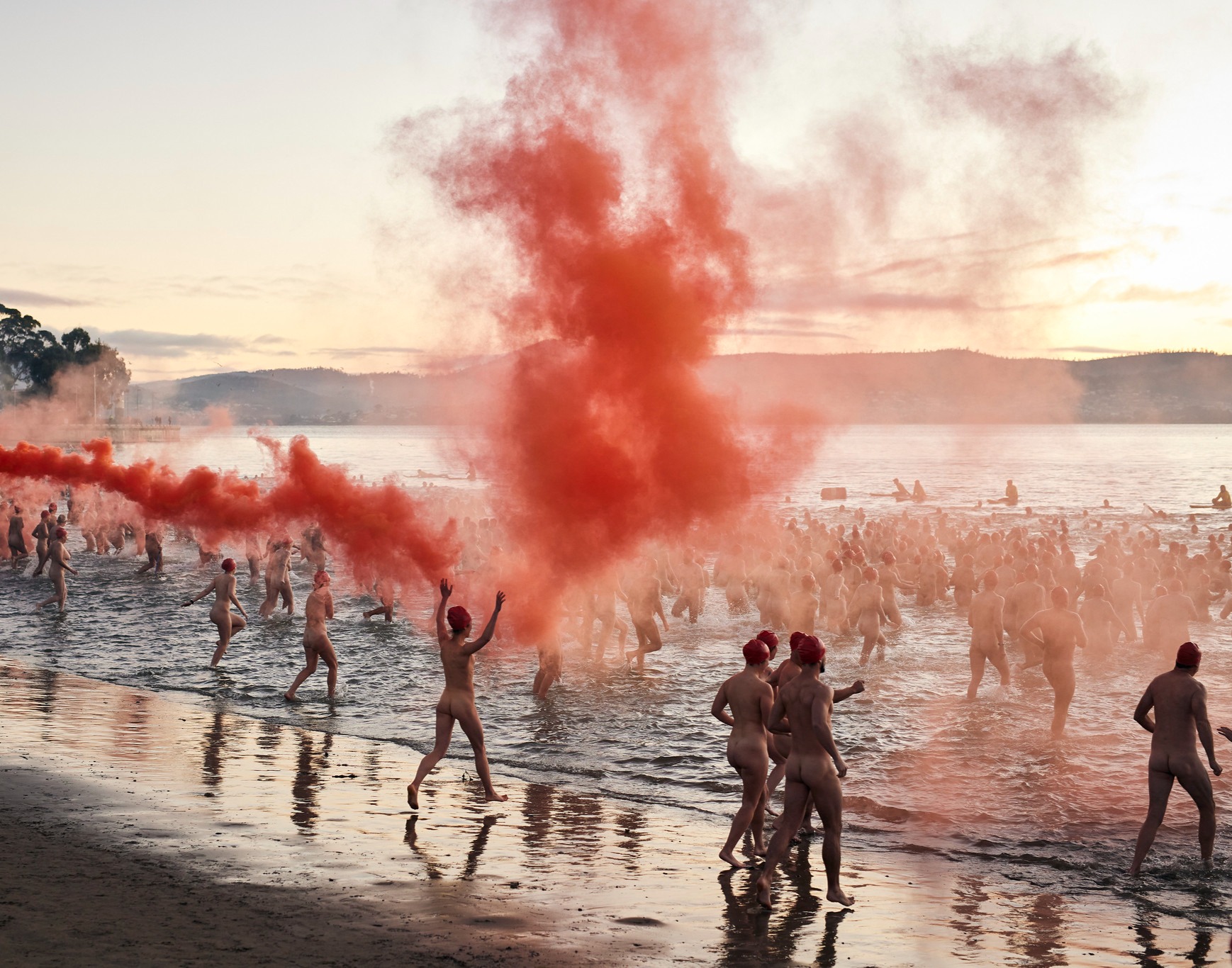 澳洲Dark Mofo藝術節上,參與民眾上演集體裸泳,畫面相當壯觀。(翻攝自Dark Mofo臉書)