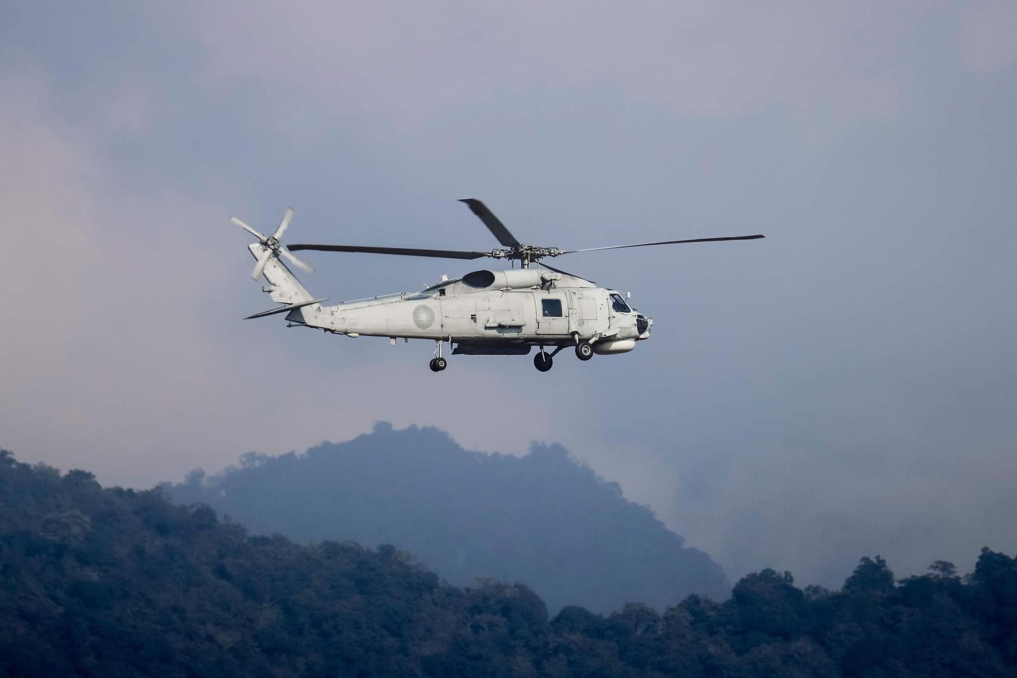 今（22日）下午一架海軍S-70C直升機在高雄左營反潛飛行大隊基地重摔，有4人受傷送醫救治中。示意圖，非當事飛機。（翻攝自IDF 經國號臉書）