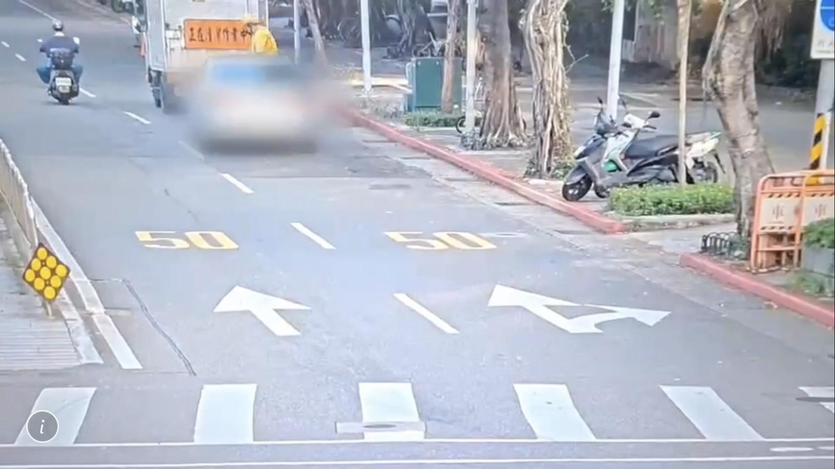 潘男駕駛車輛未減速撞上清潔隊員。(翻攝畫面)