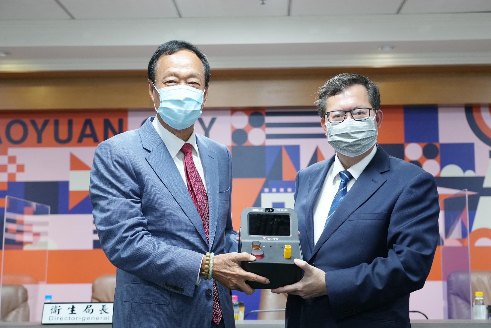 郭台銘捐出1000台家用PCR機給桃園,由桃園市長鄭文燦接收。(翻攝郭台銘臉書)