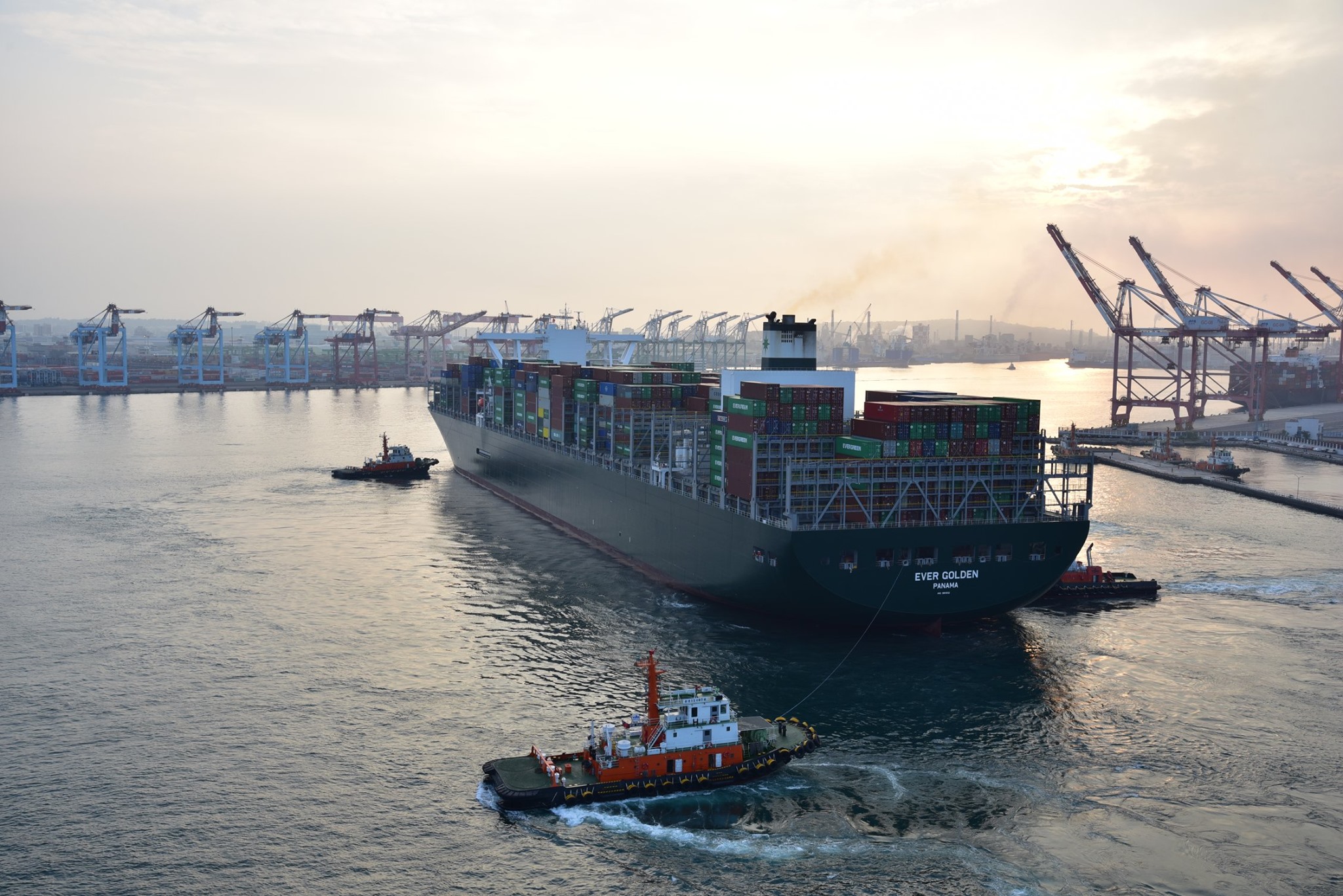 航運股風光不再，長榮、陽明22日收盤均重挫超過7%。（翻攝自臺灣港務股份有限公司高雄港務分公司臉書）