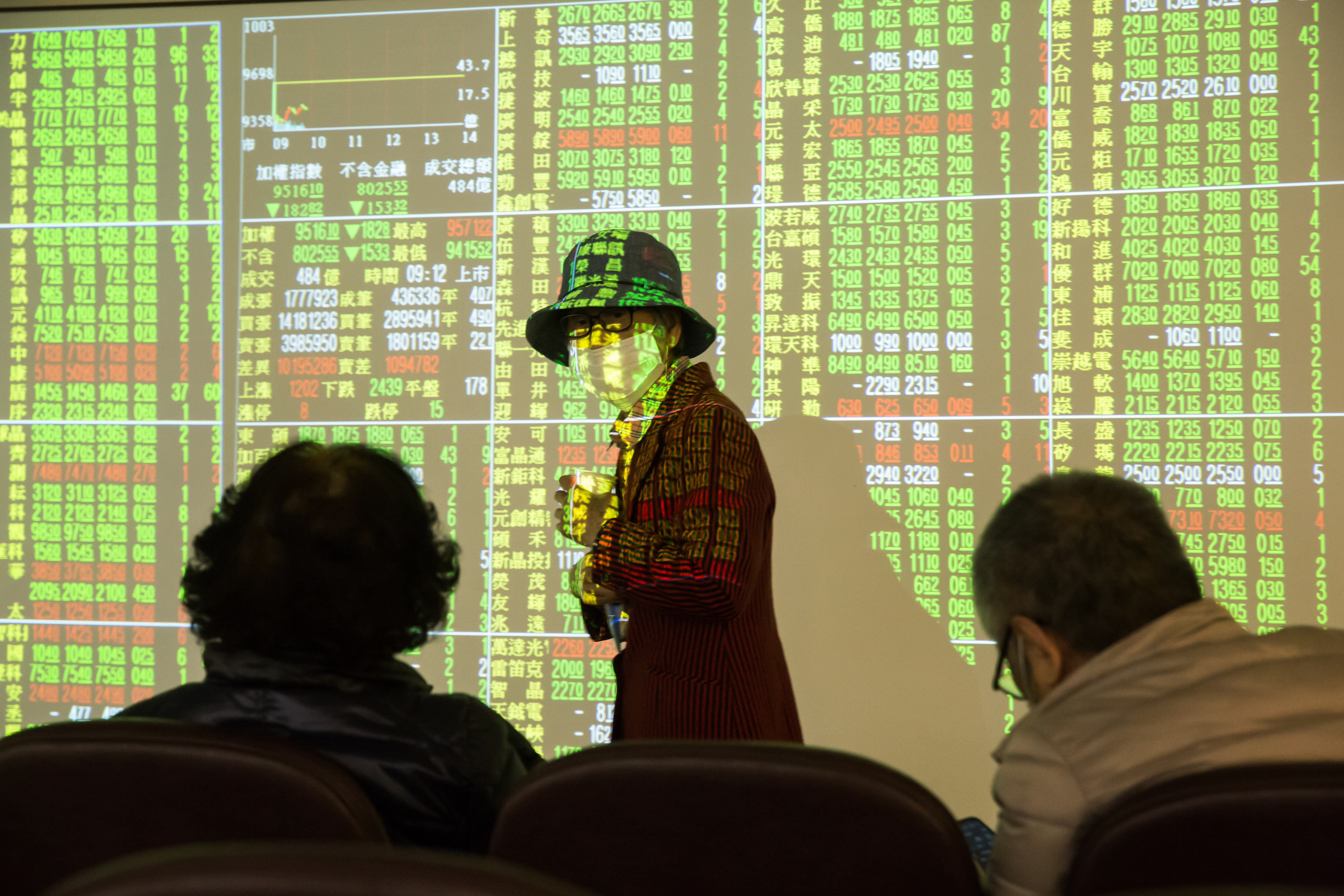 台股回測前低，市場最夯的高股息ETF也難逃破底命運。