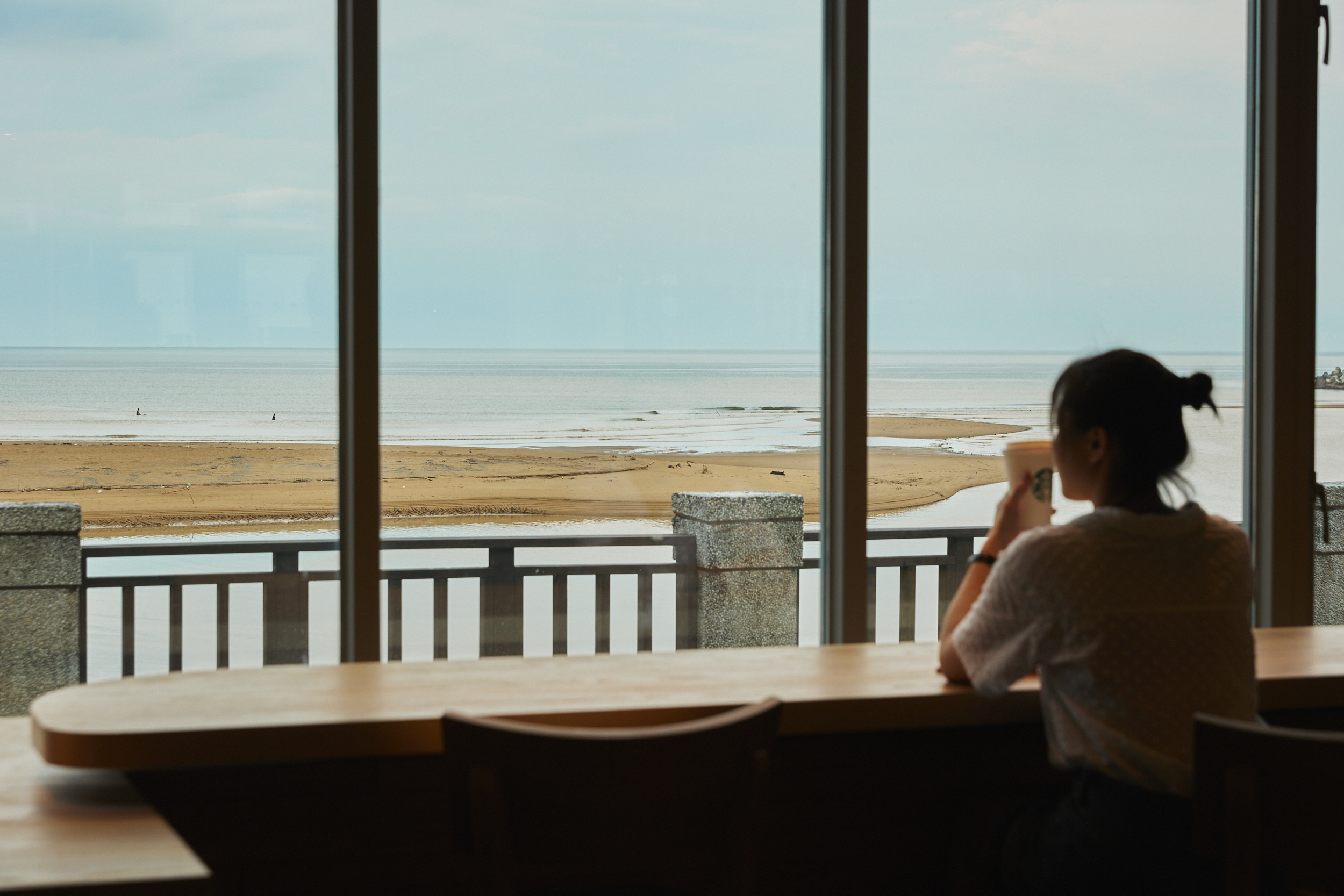 星巴克新門市進駐東北角，面窗座位區飽覽沙灘海景。（星巴克提供）