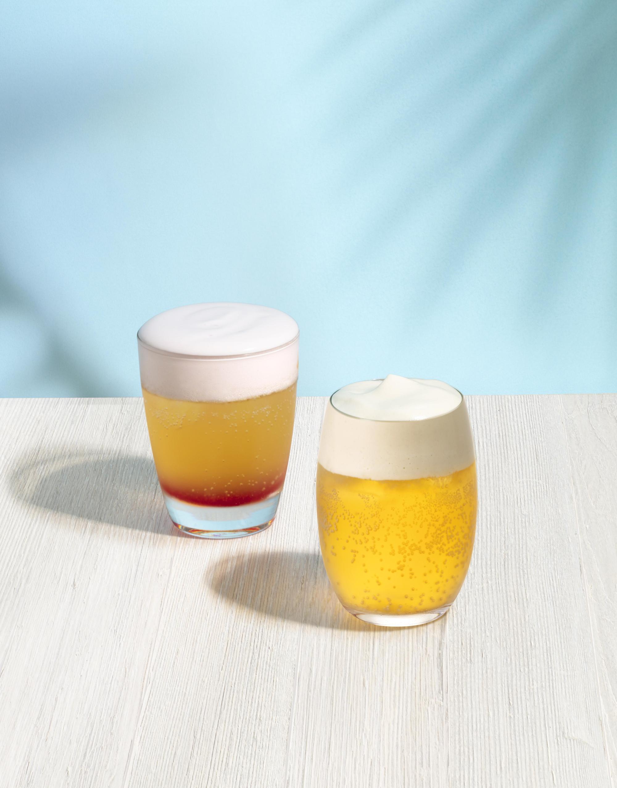 兩款飲品「霞之戀」(左,220元/杯)、「日出雲朵咖啡」(右,220元/杯)將於7月2日起首賣。(星巴克提供)