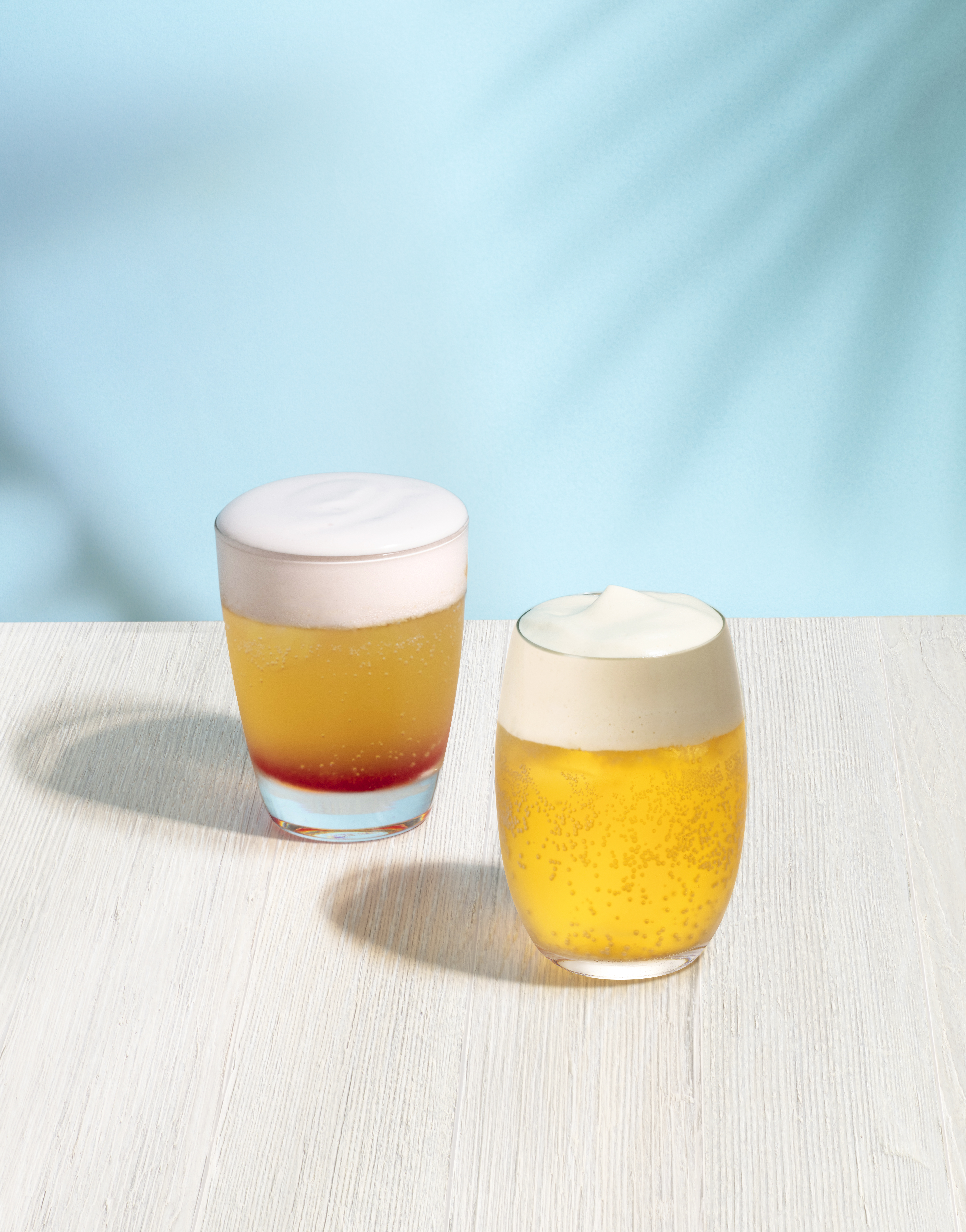 兩款飲品「霞之戀」（左，220元／杯）、「日出雲朵咖啡」（右，220元／杯）將於7月2日起首賣。（星巴克提供）