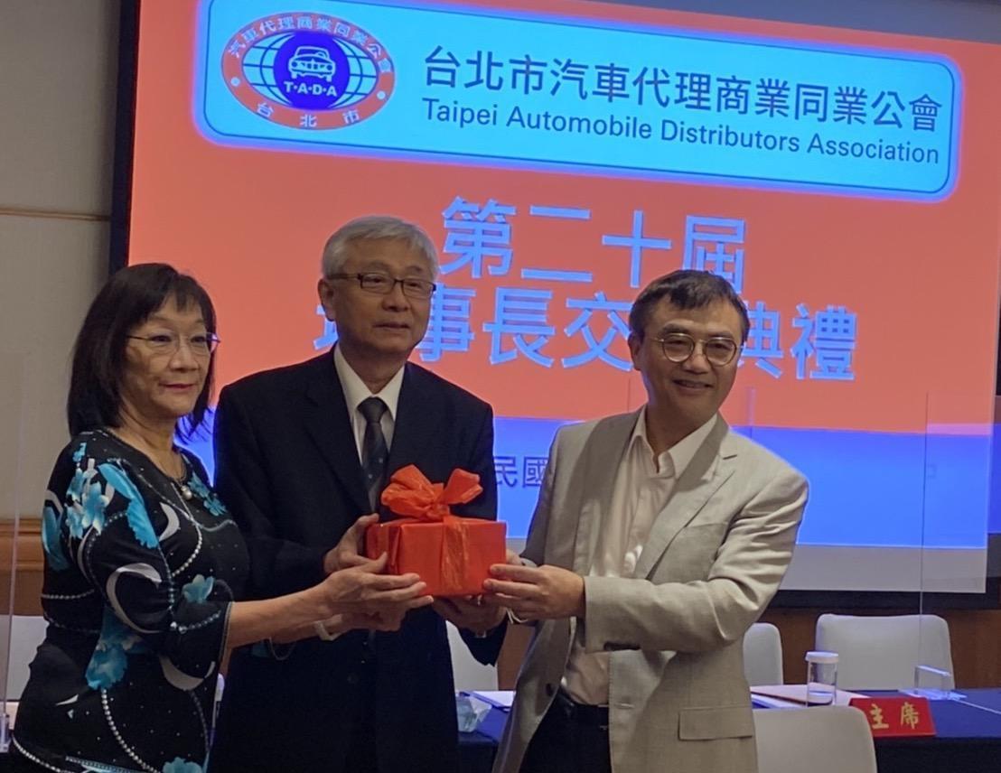 汎德永業董事長唐慕蓮（左1）自前任理事長游浩乙（右1）手中，接下台北市汽車代理商業同業公會理事長的重責大任。（汎德永業提供）