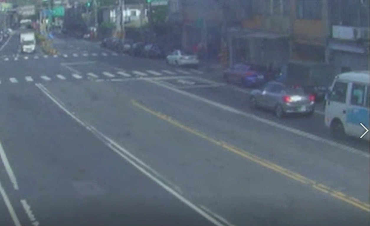 路口監視器拍下馬男駕駛的銀色自小客車（右前方）停放馬路中央。（警方提供）