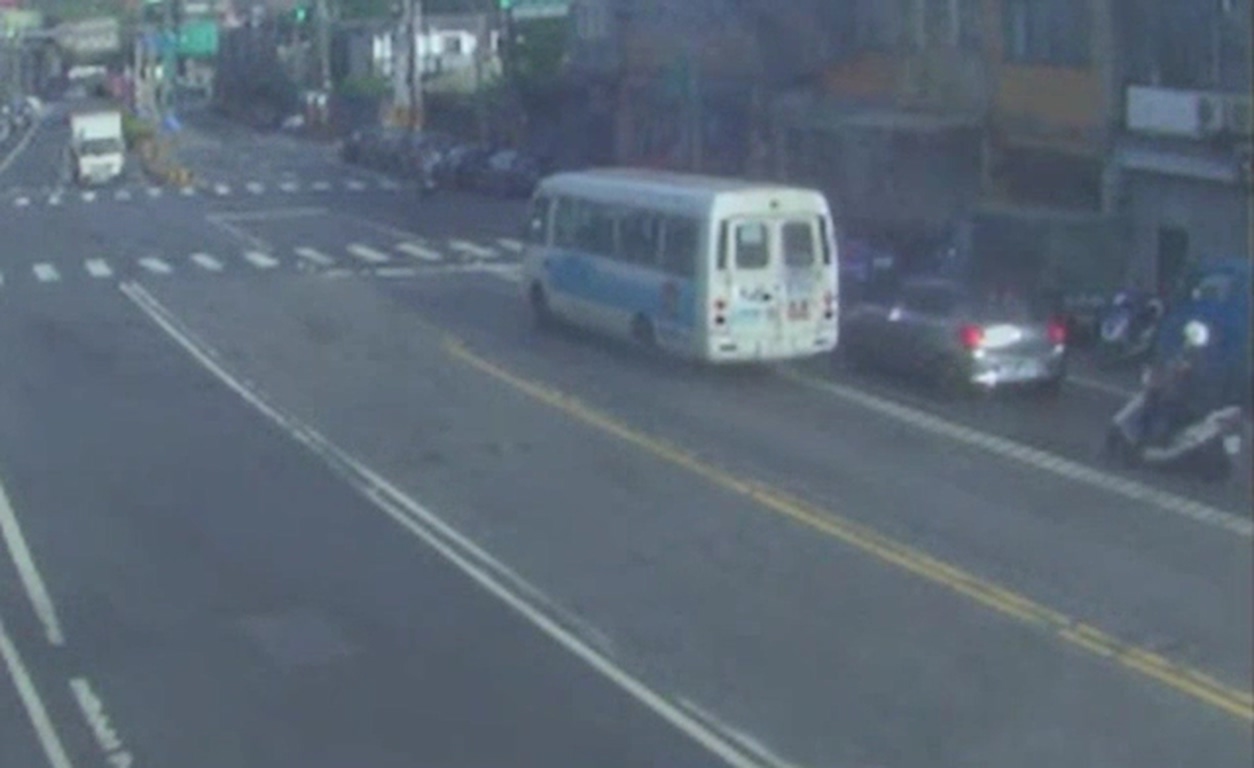 公車繞道行駛,後方巡邏員警騎車上前關心。(警方提供)